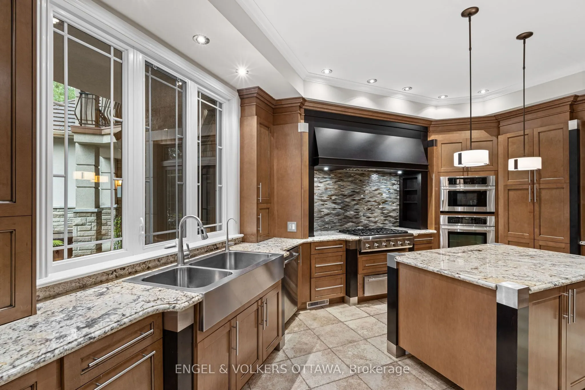 5800 Queenscourt Crescent