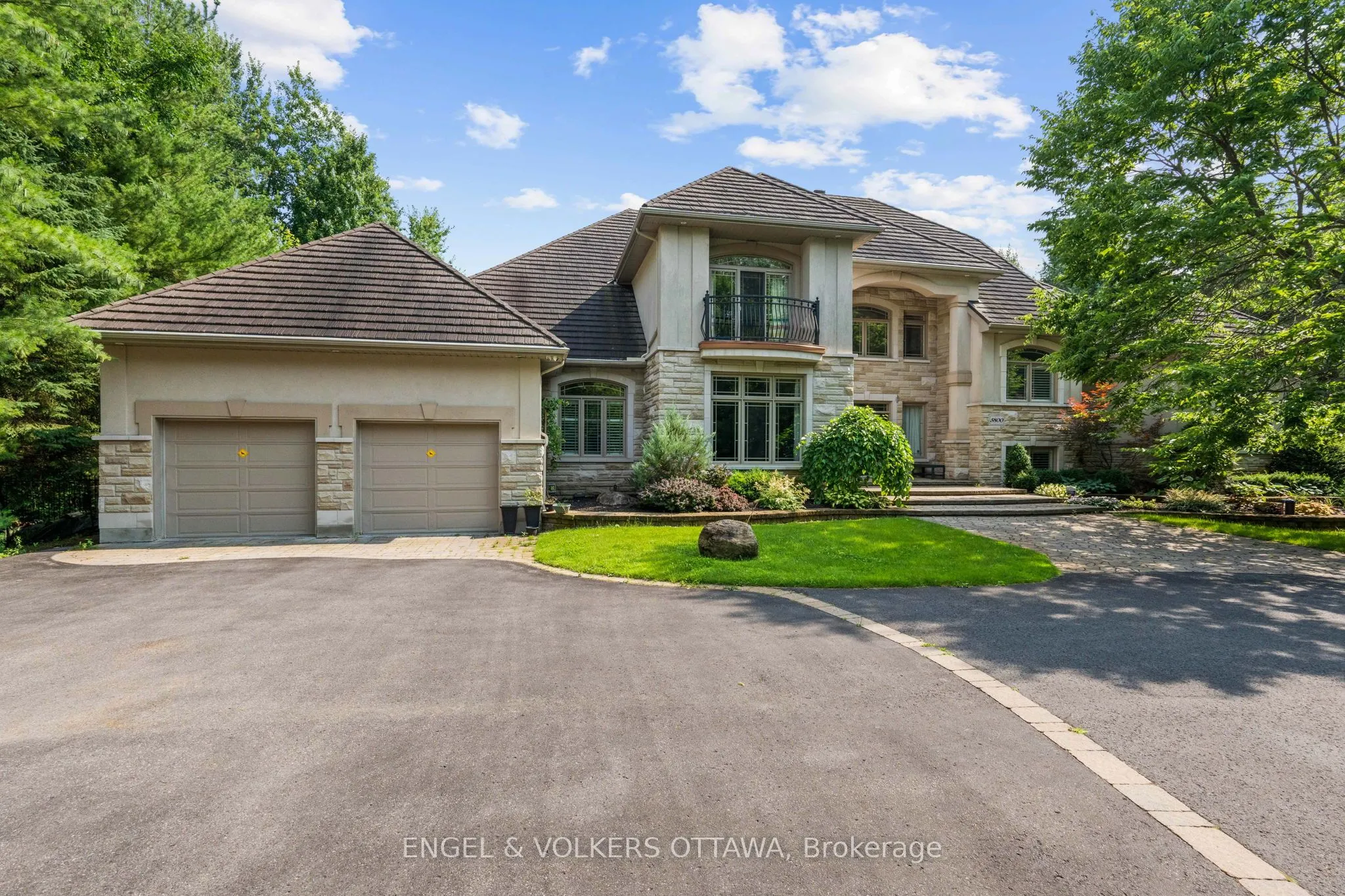 5800 Queenscourt Crescent