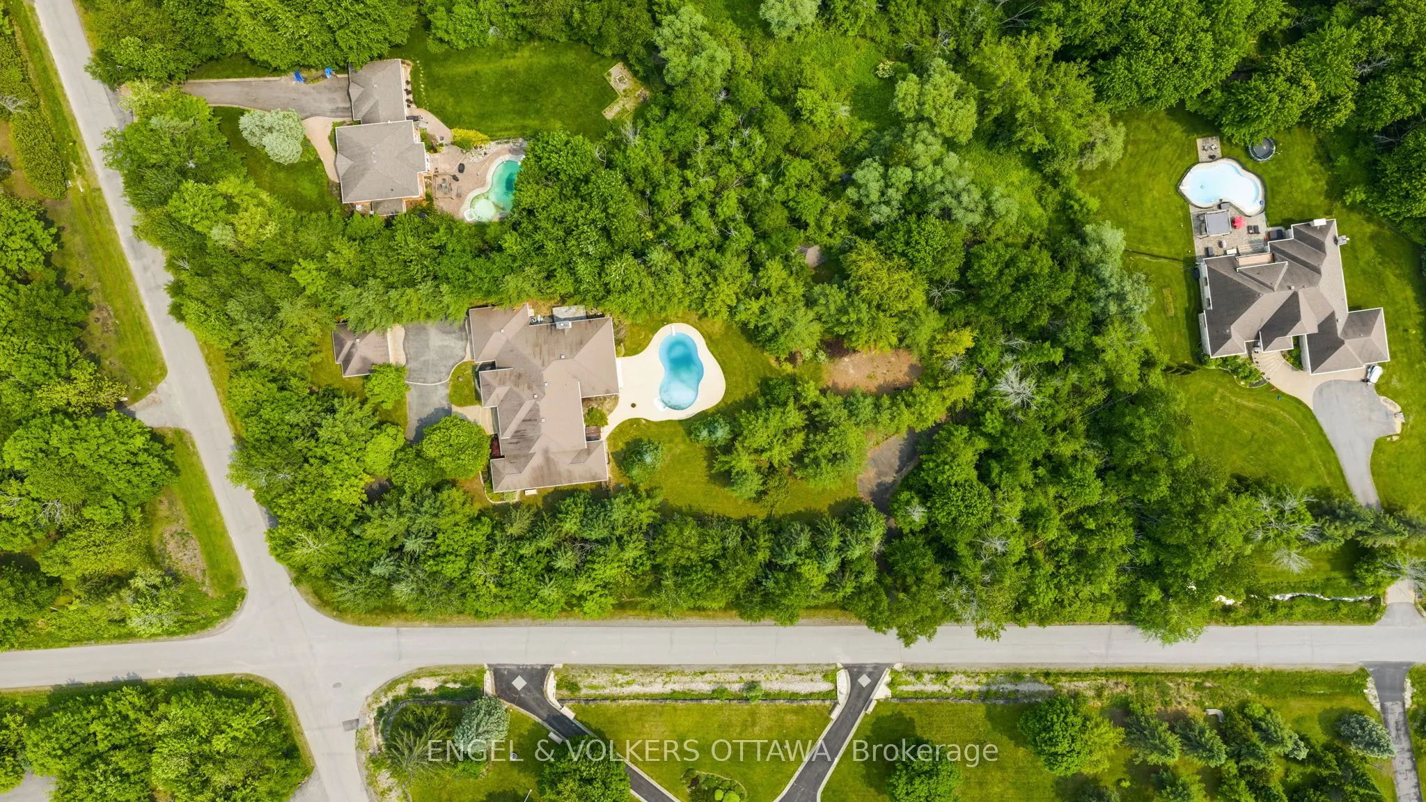 5800 Queenscourt Crescent