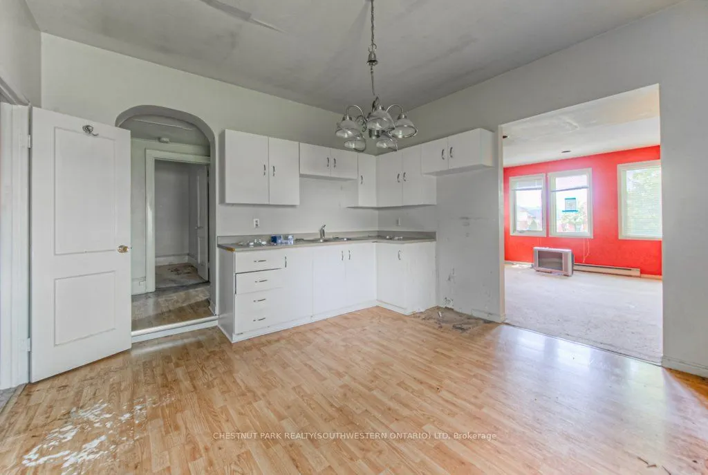 245 Ainslie Street S
