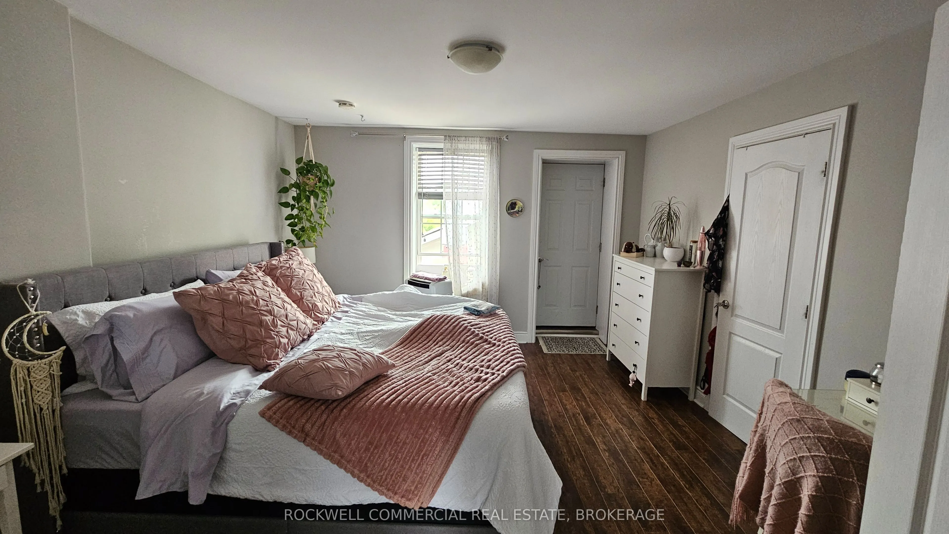 662 King Street W