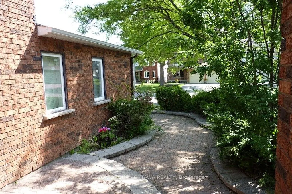 32 Cellini Court W