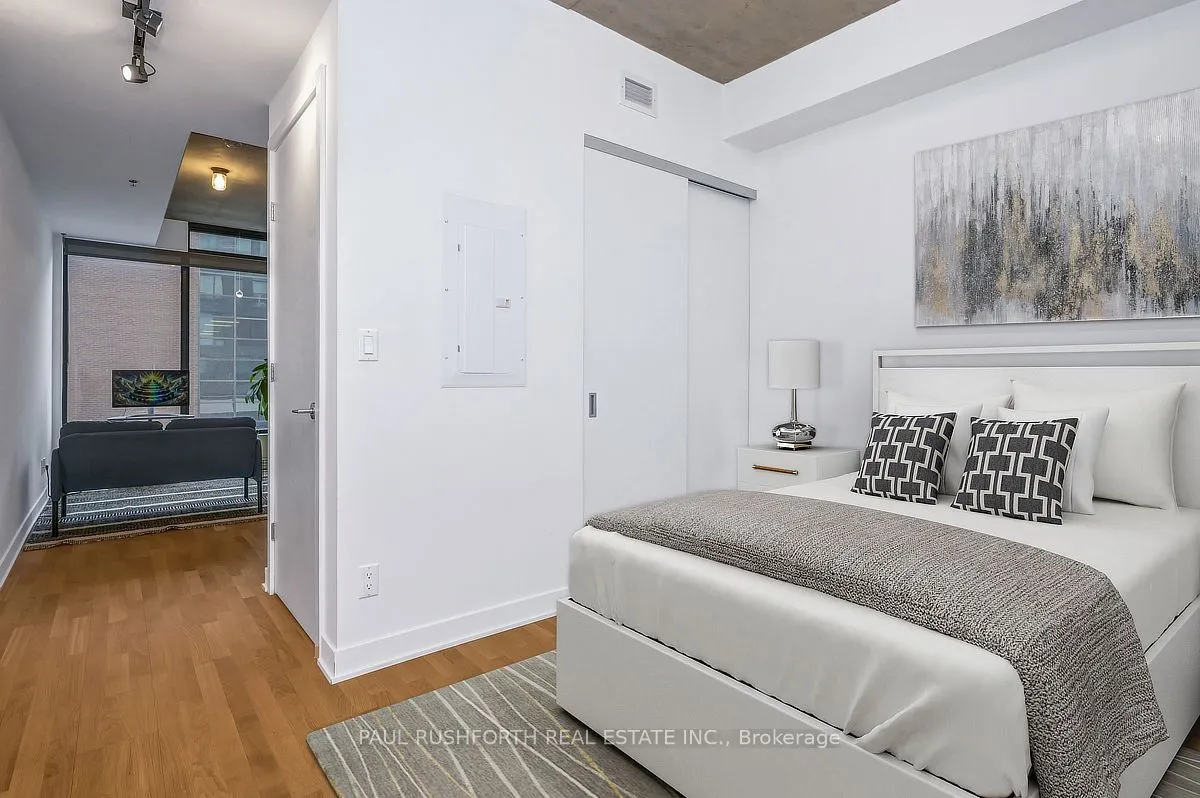 203 Catherine Street, #206