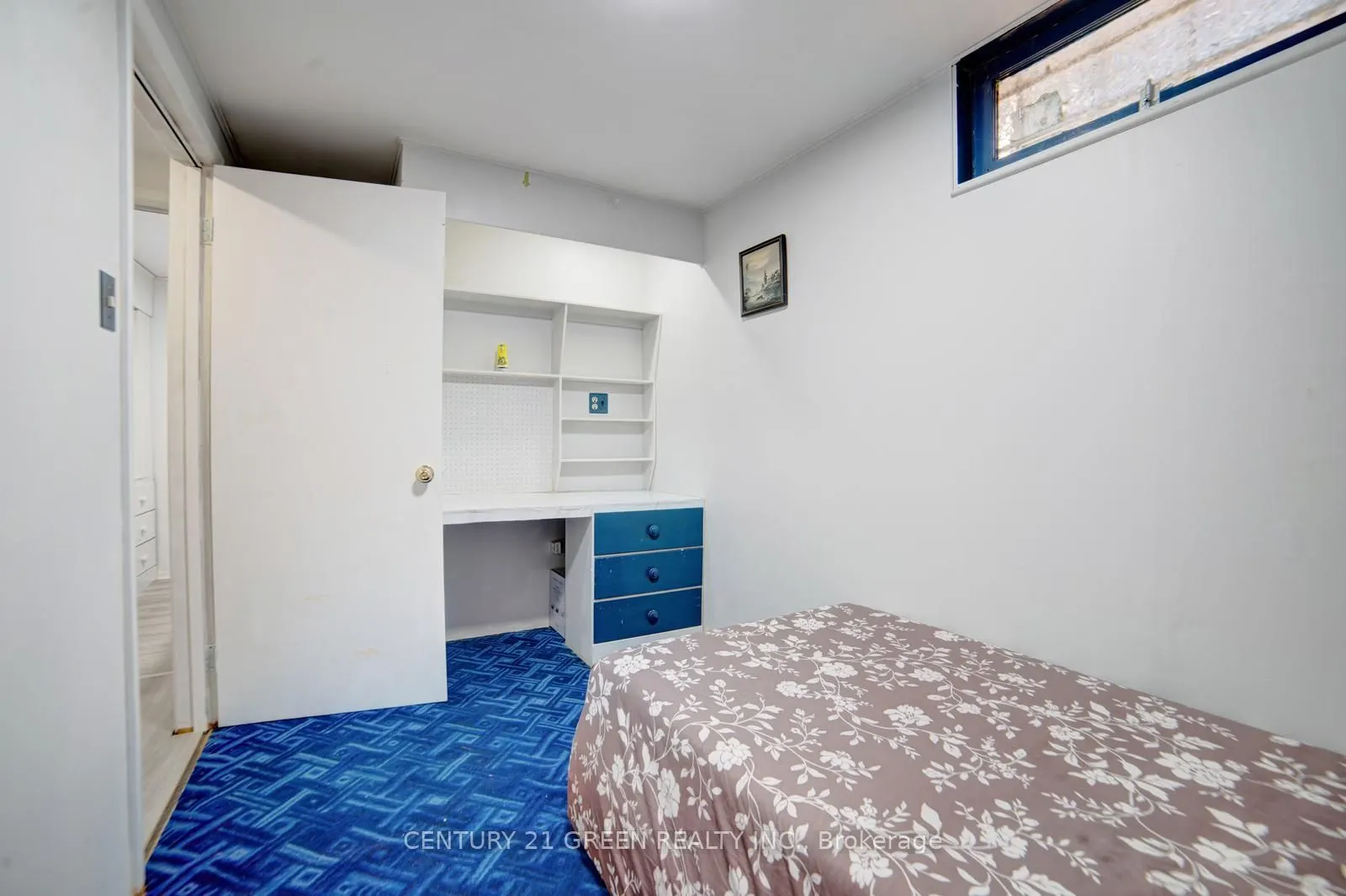 1676 Holley Crescent