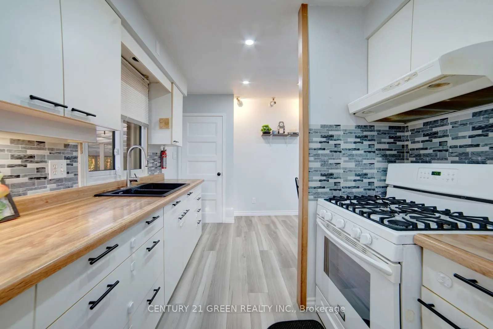 1676 Holley Crescent