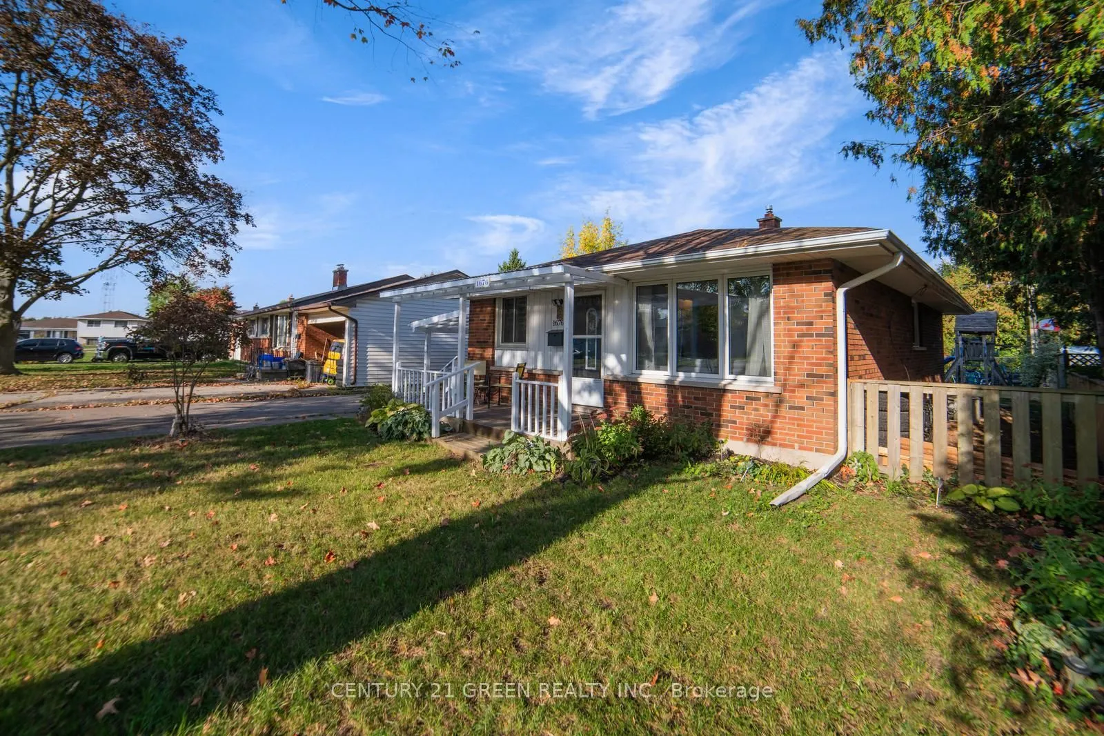 1676 Holley Crescent