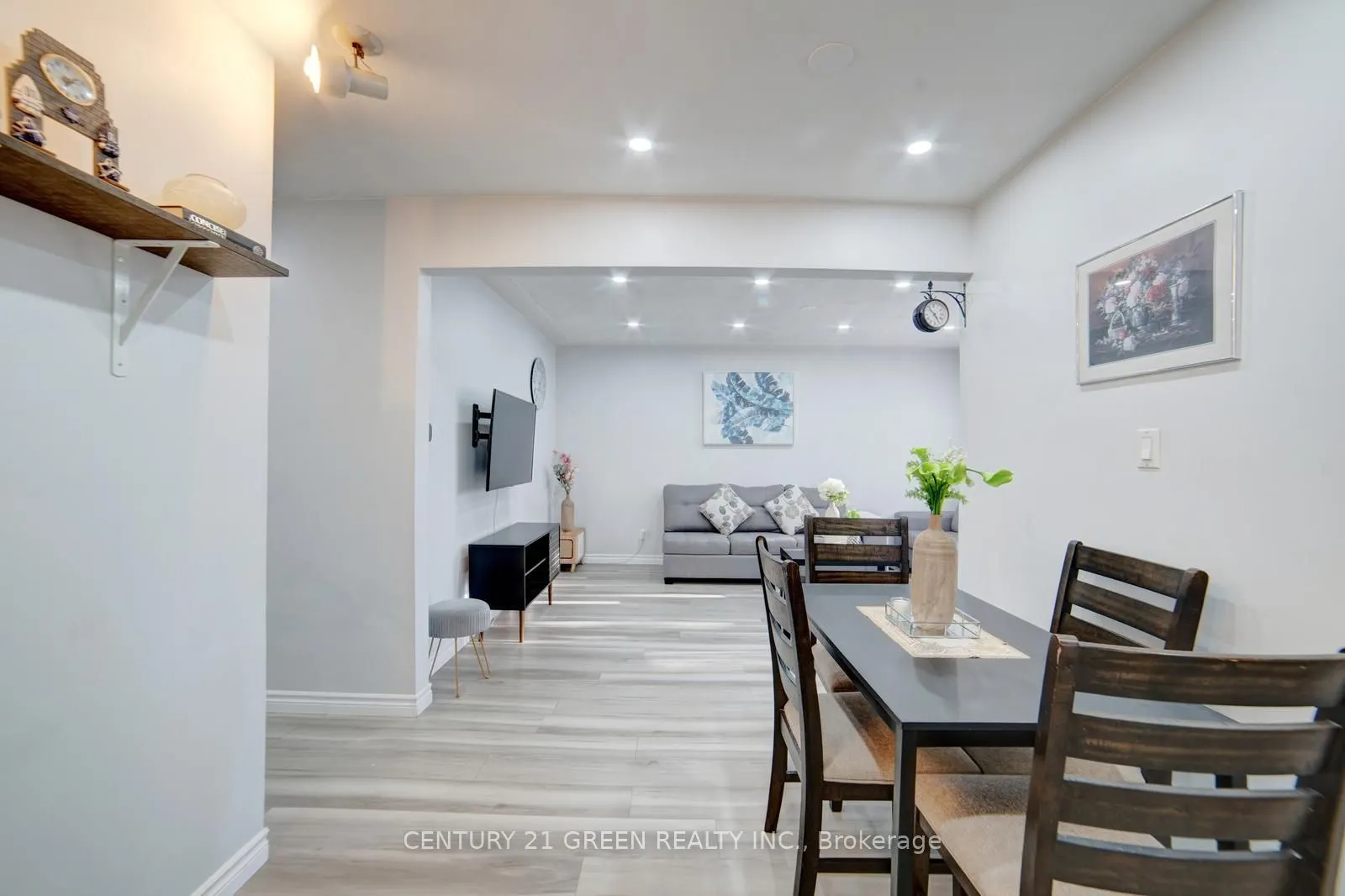 1676 Holley Crescent