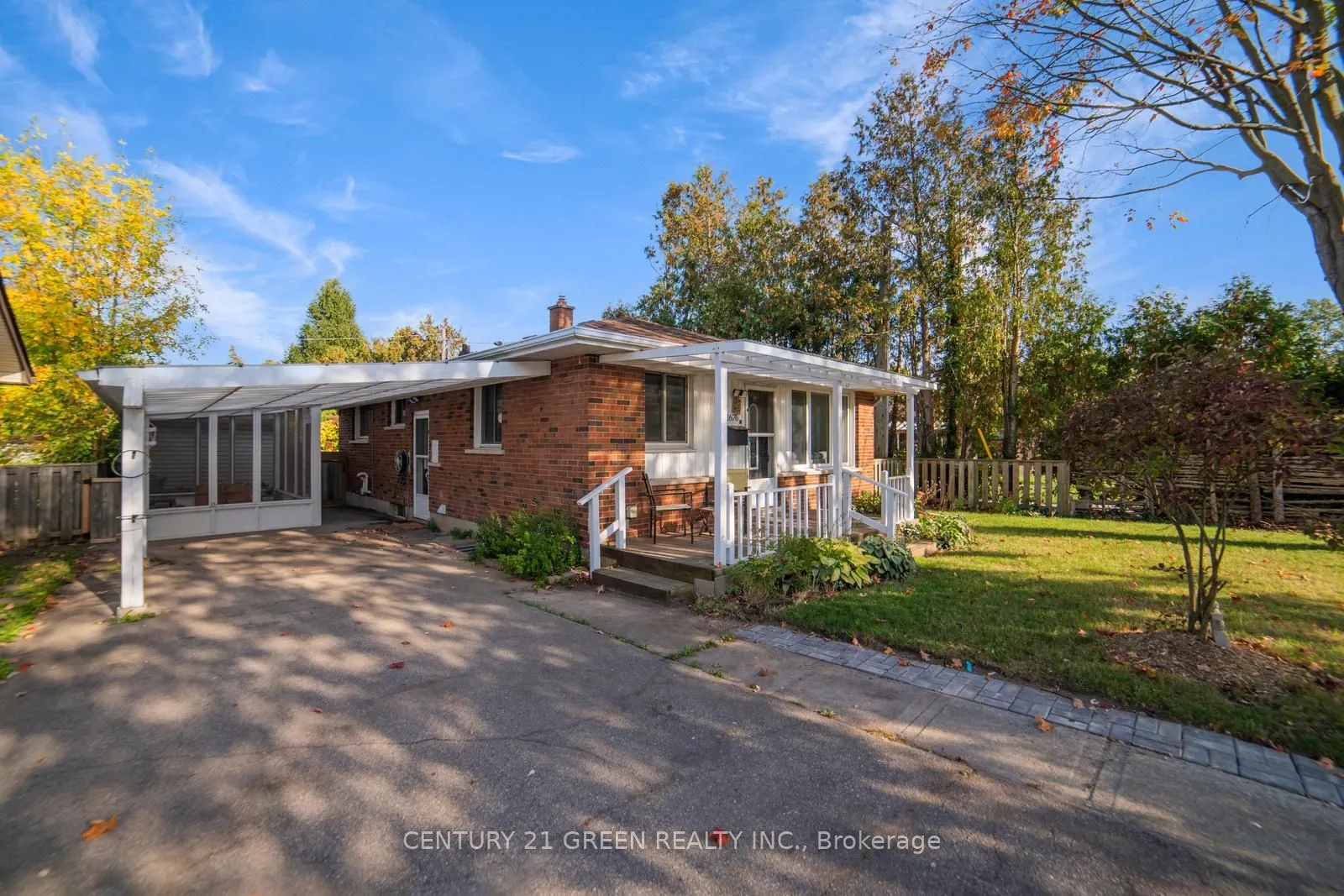 1676 Holley Crescent