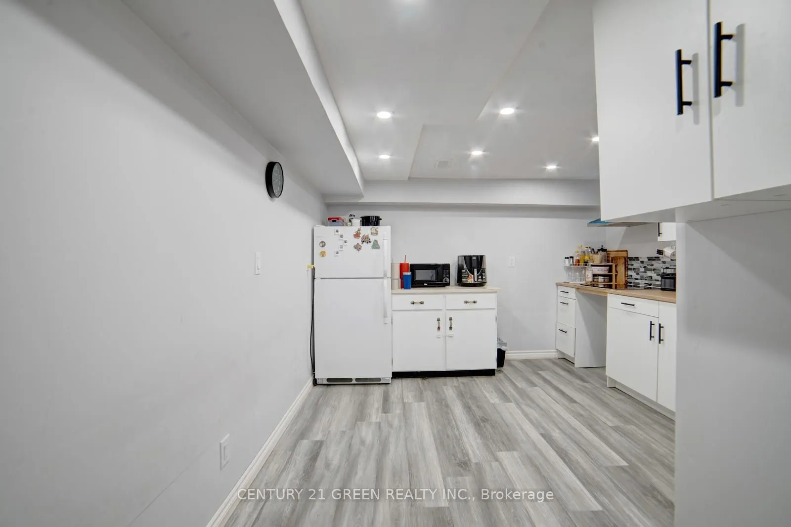 1676 Holley Crescent