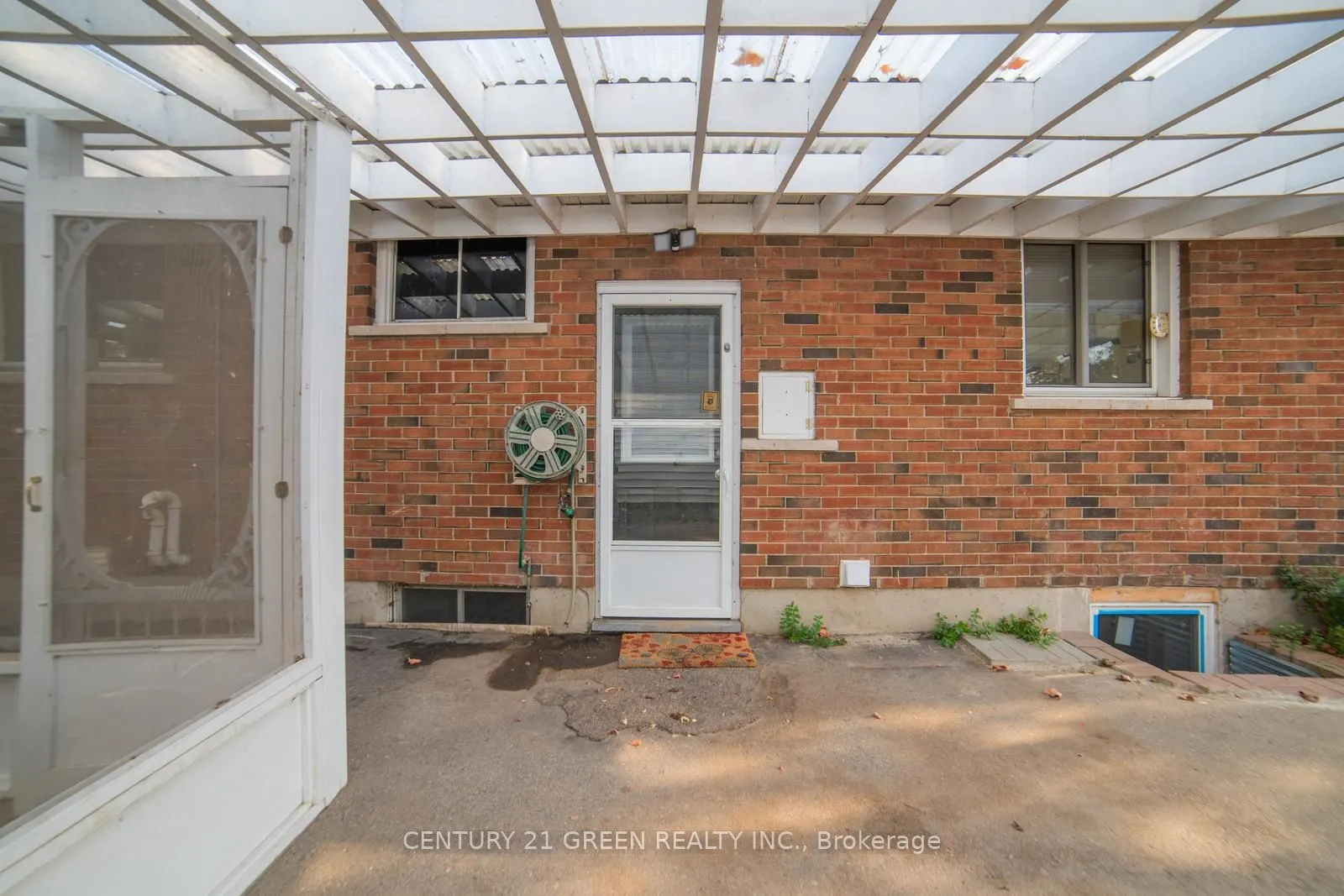 1676 Holley Crescent