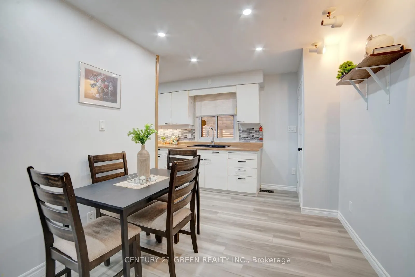 1676 Holley Crescent