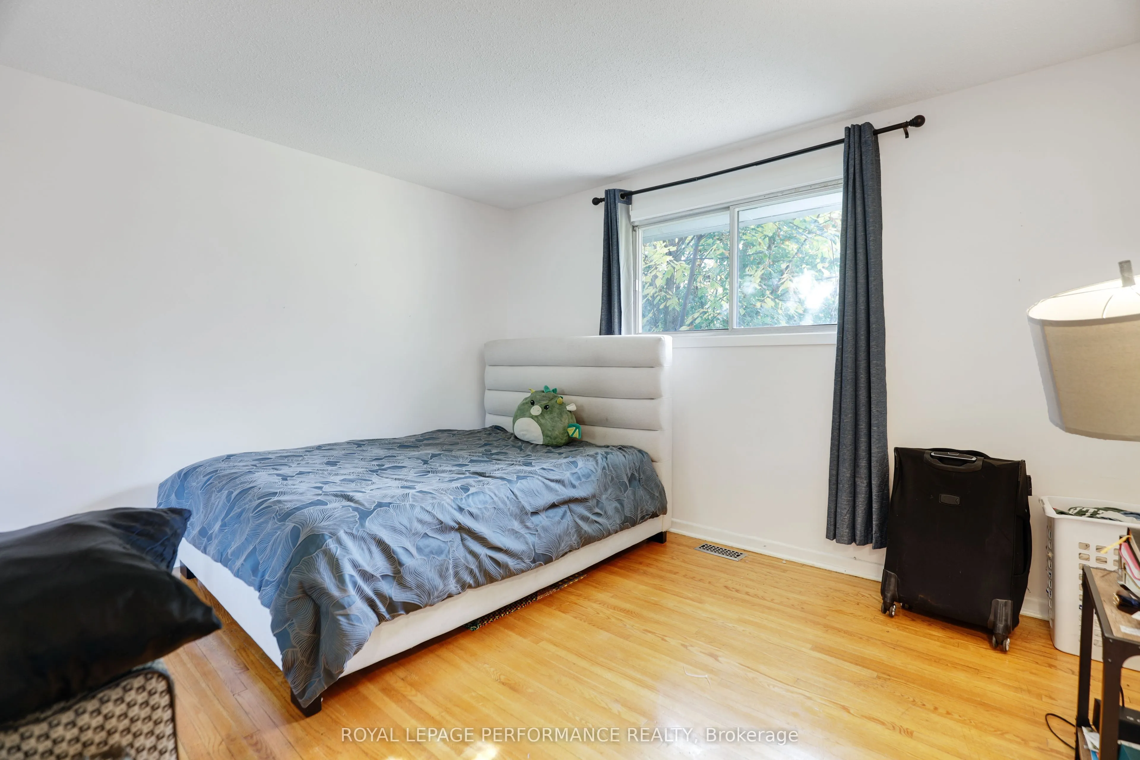 142 Meadowlands Drive W