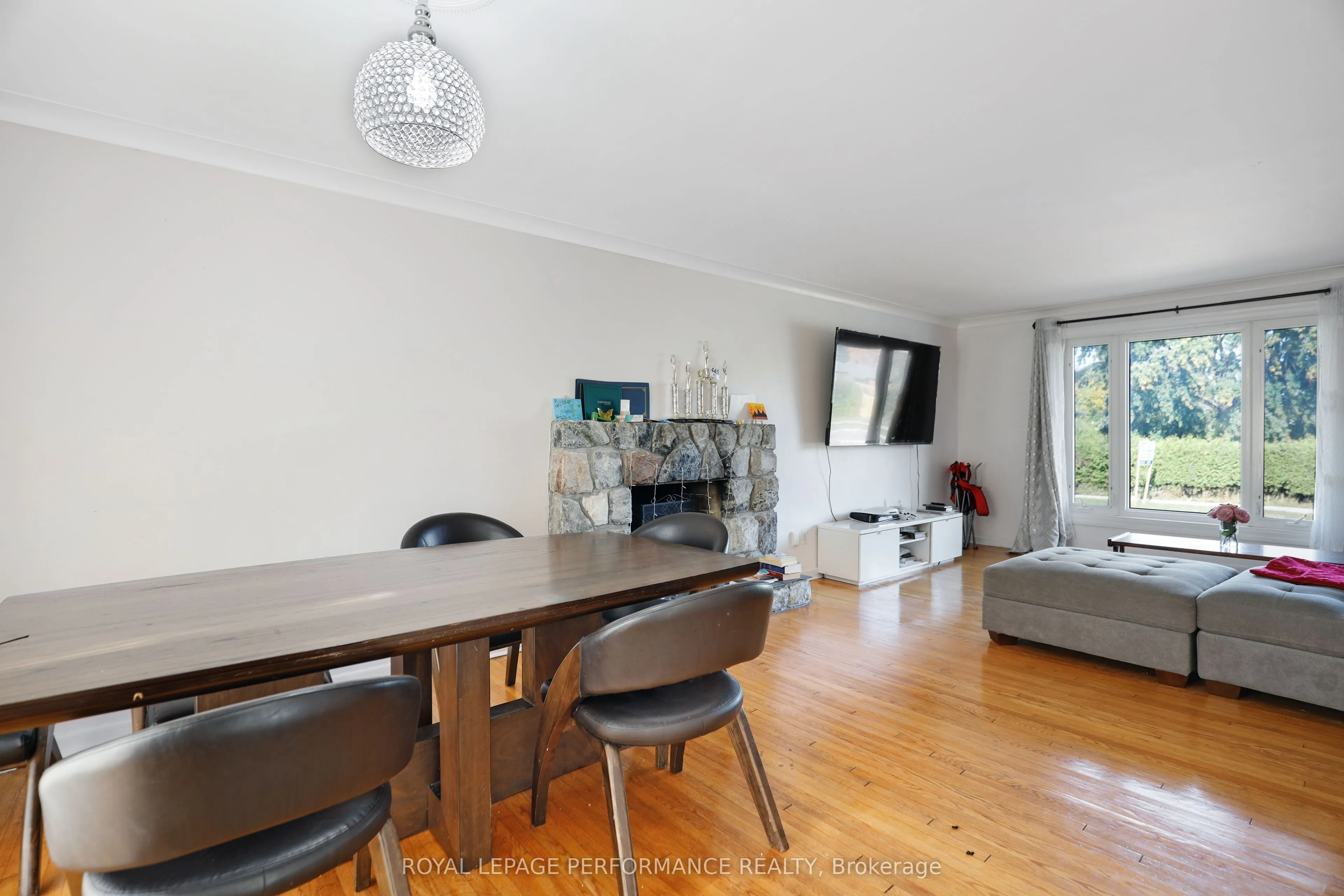 142 Meadowlands Drive W