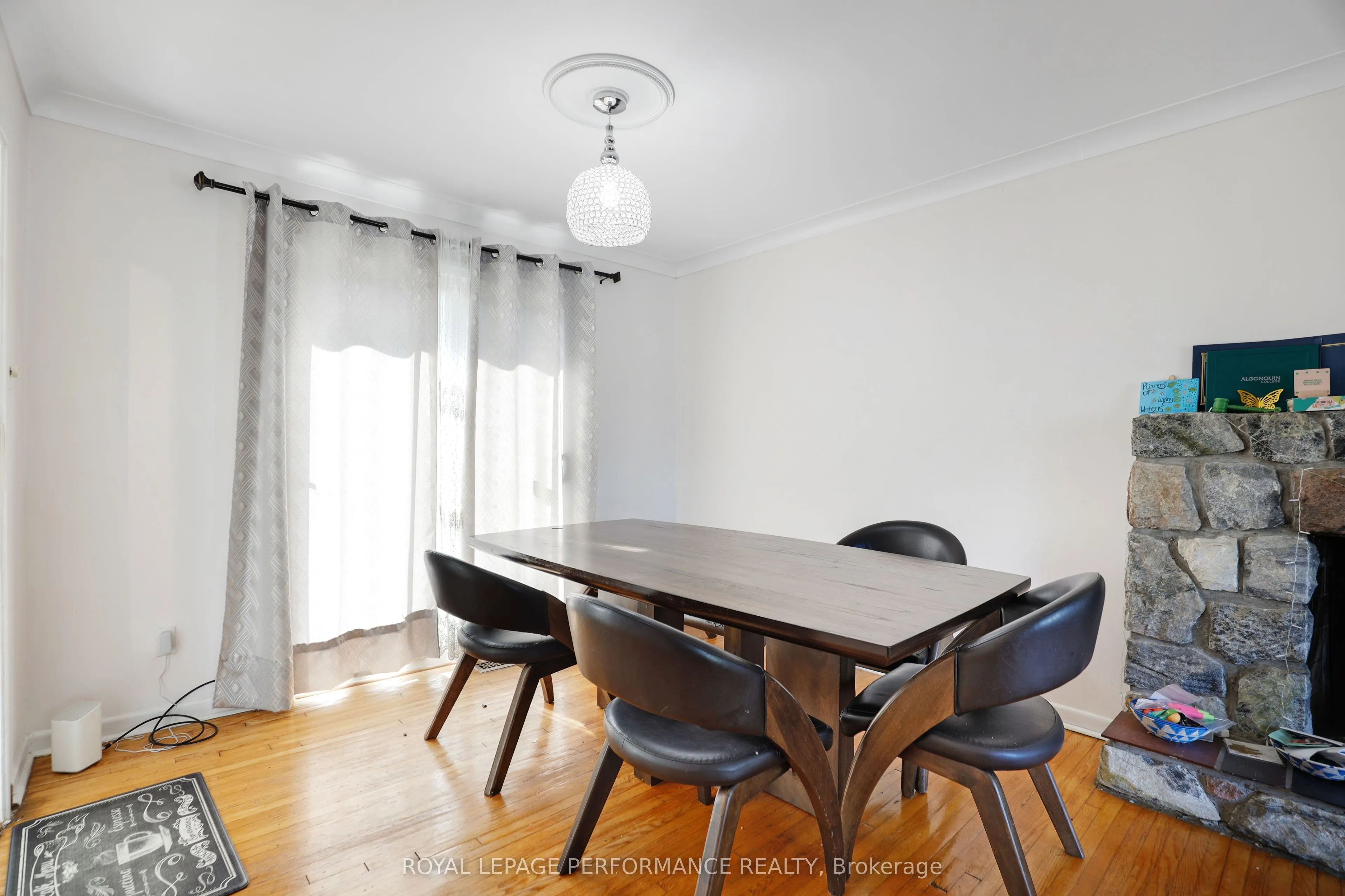 142 Meadowlands Drive W