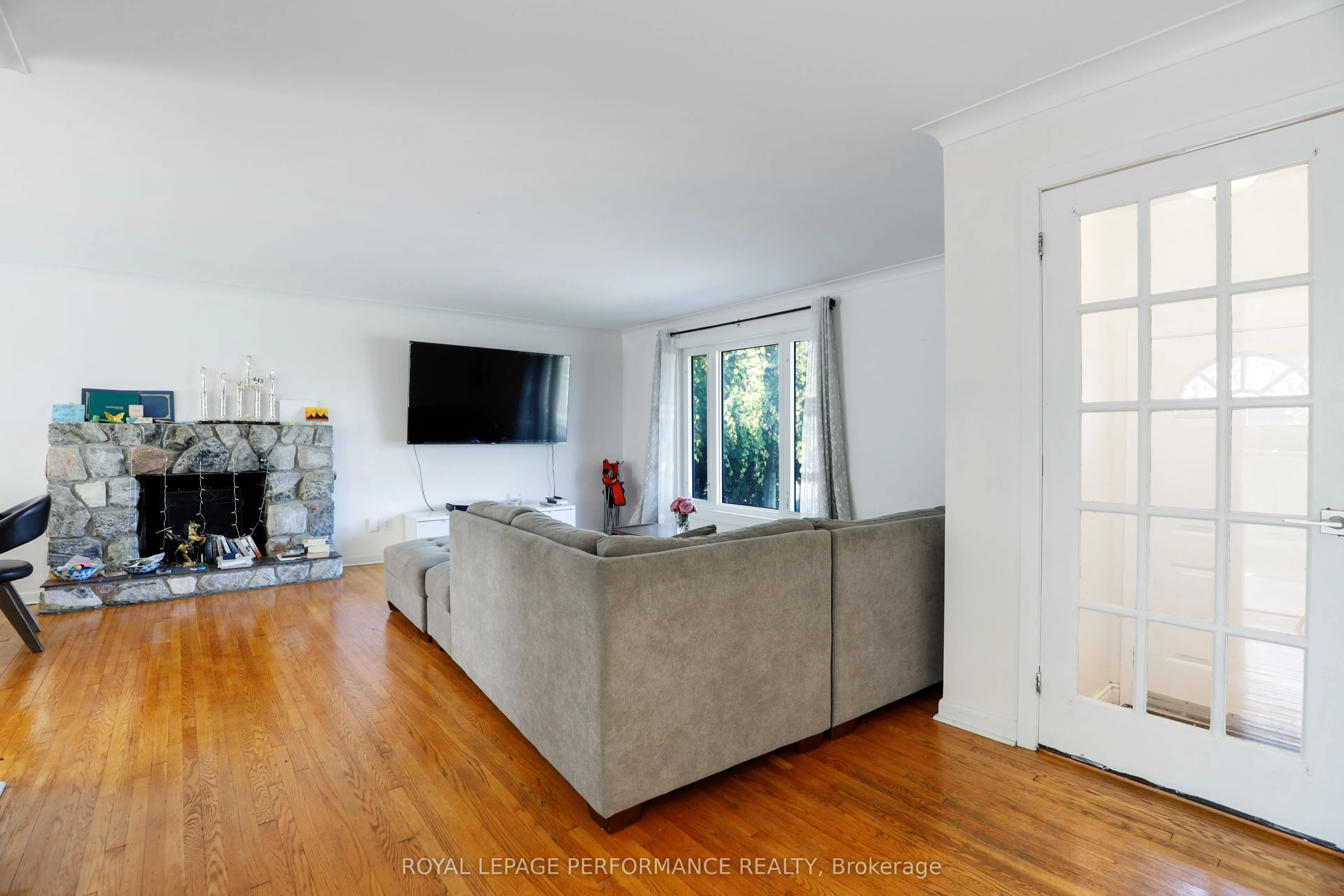 142 Meadowlands Drive W