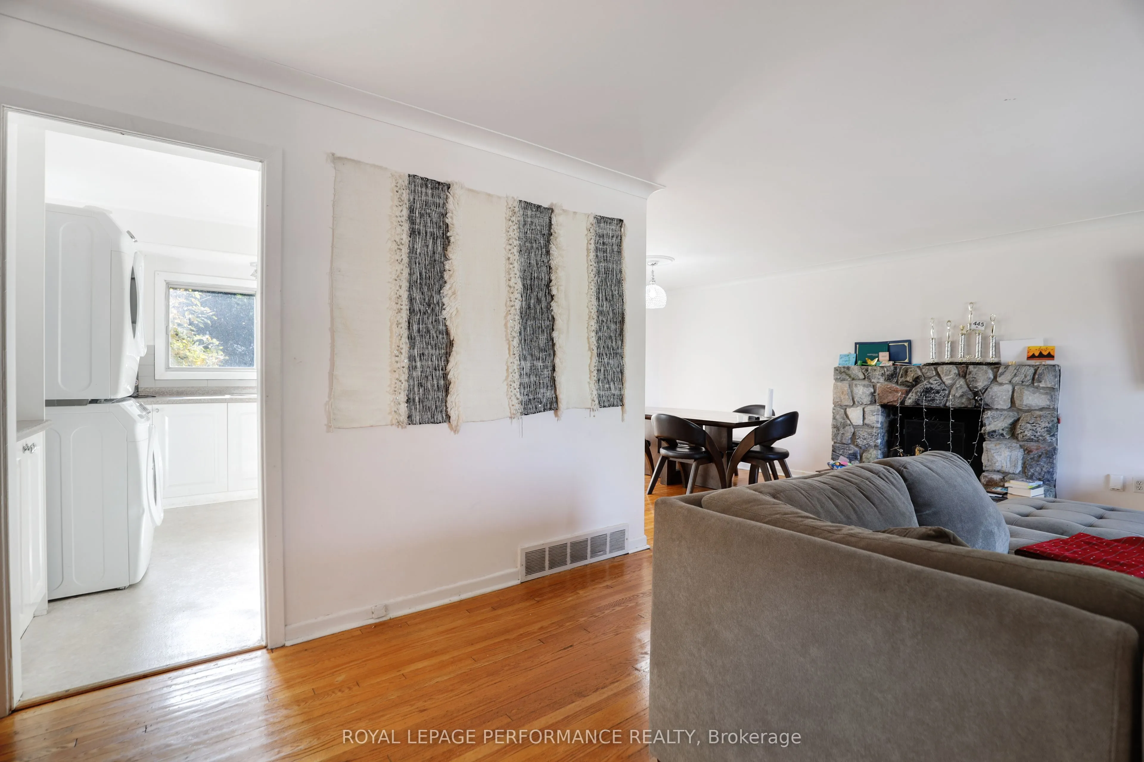 142 Meadowlands Drive W