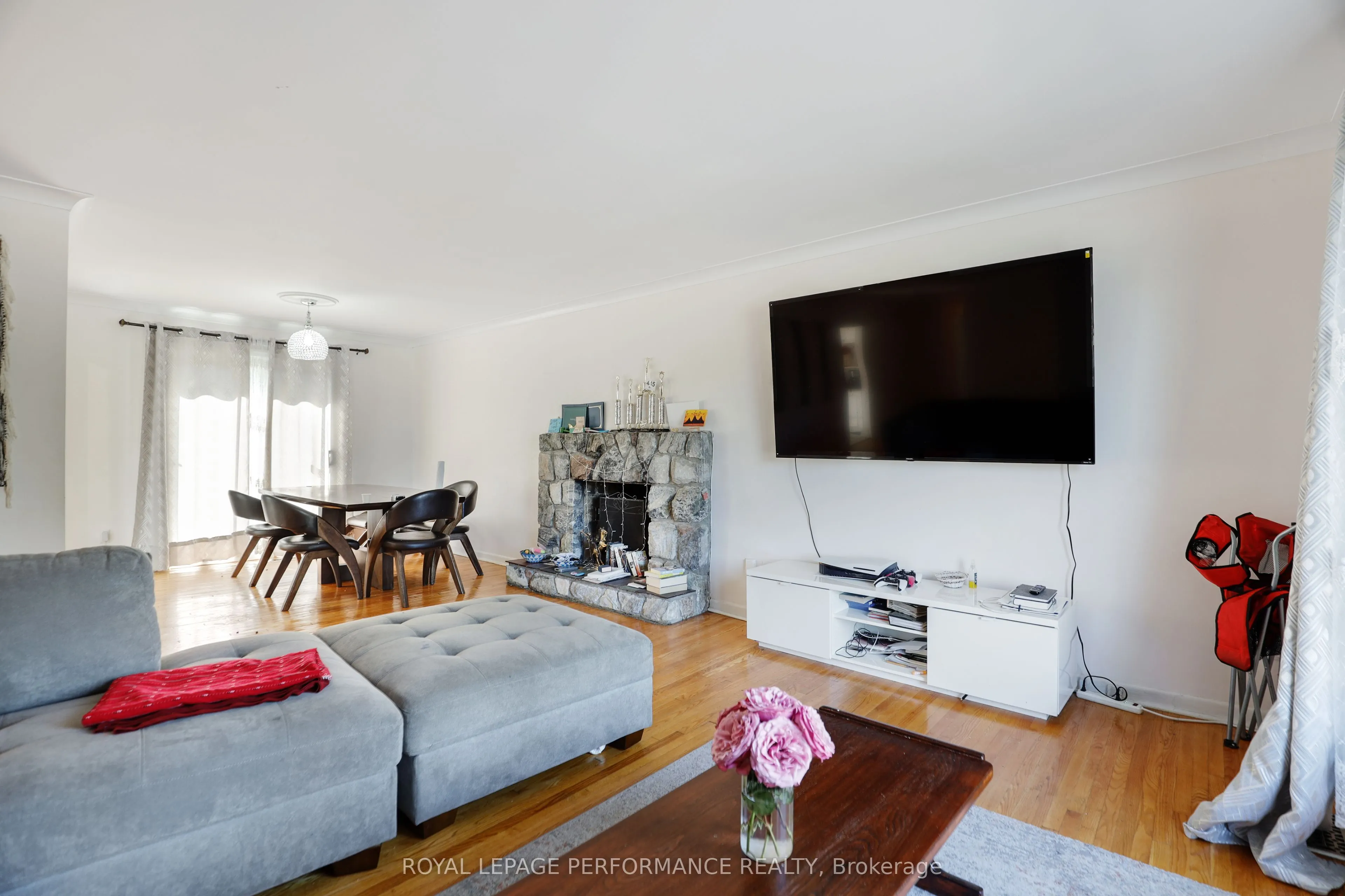 142 Meadowlands Drive W
