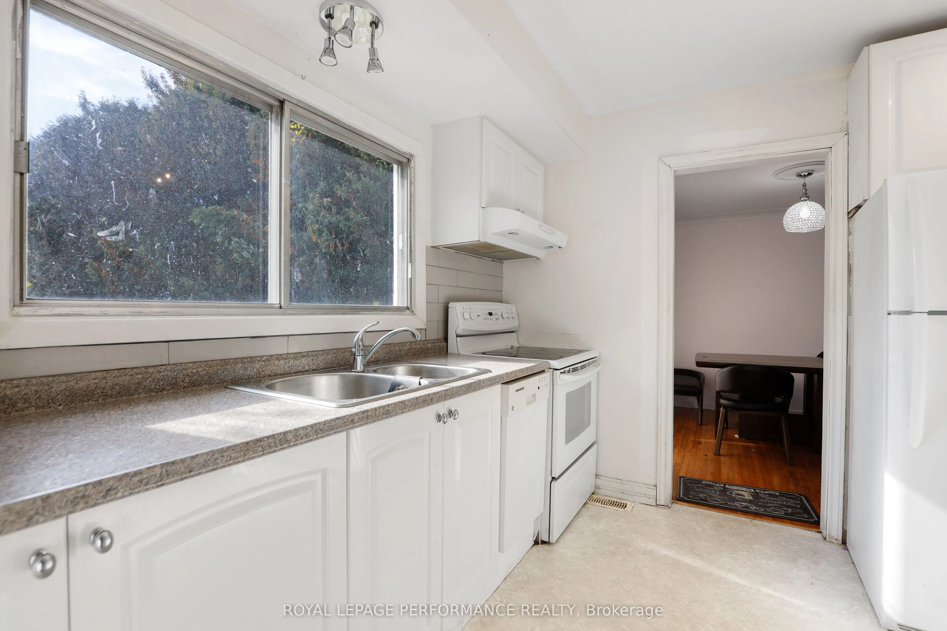 142 Meadowlands Drive W