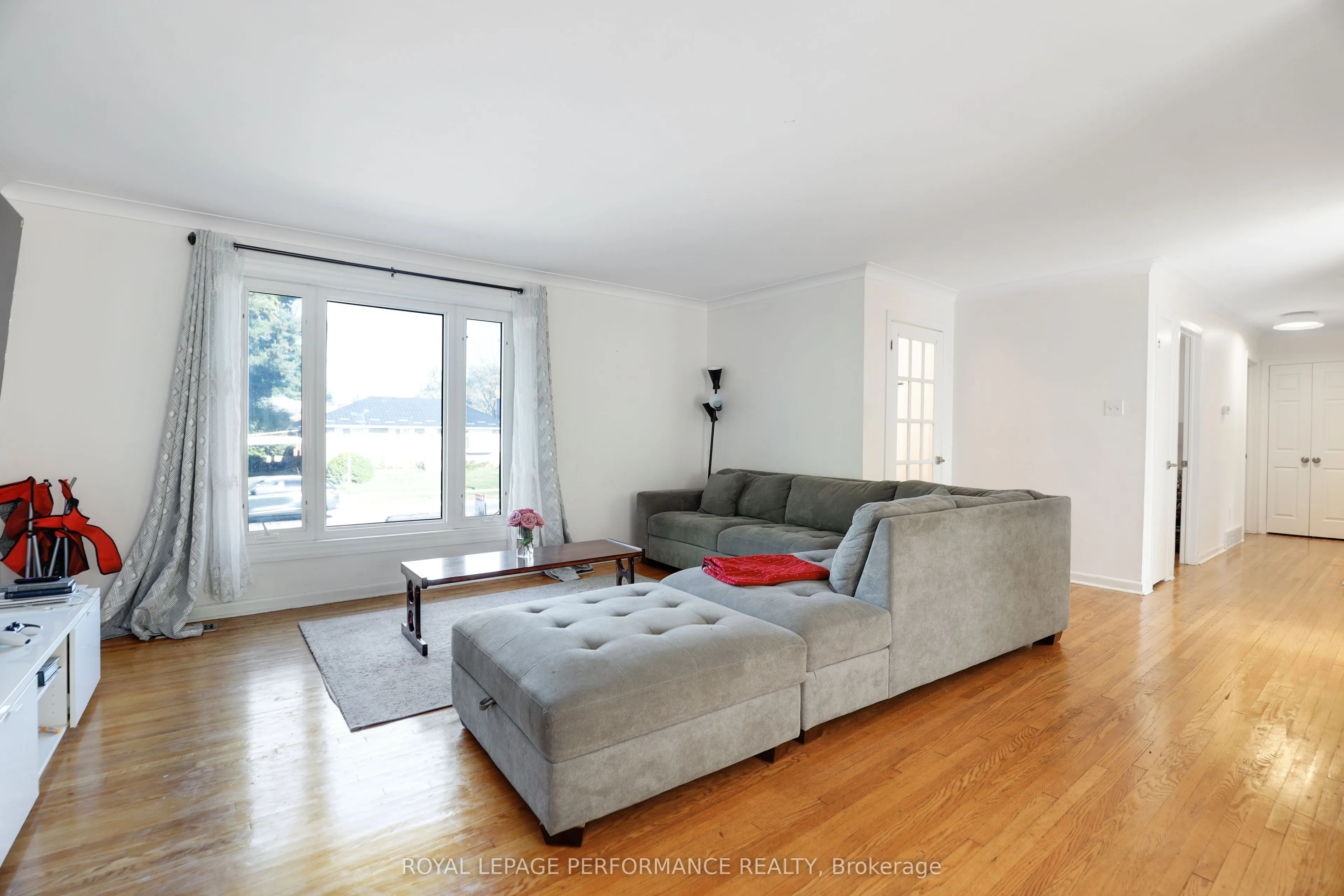 142 Meadowlands Drive W