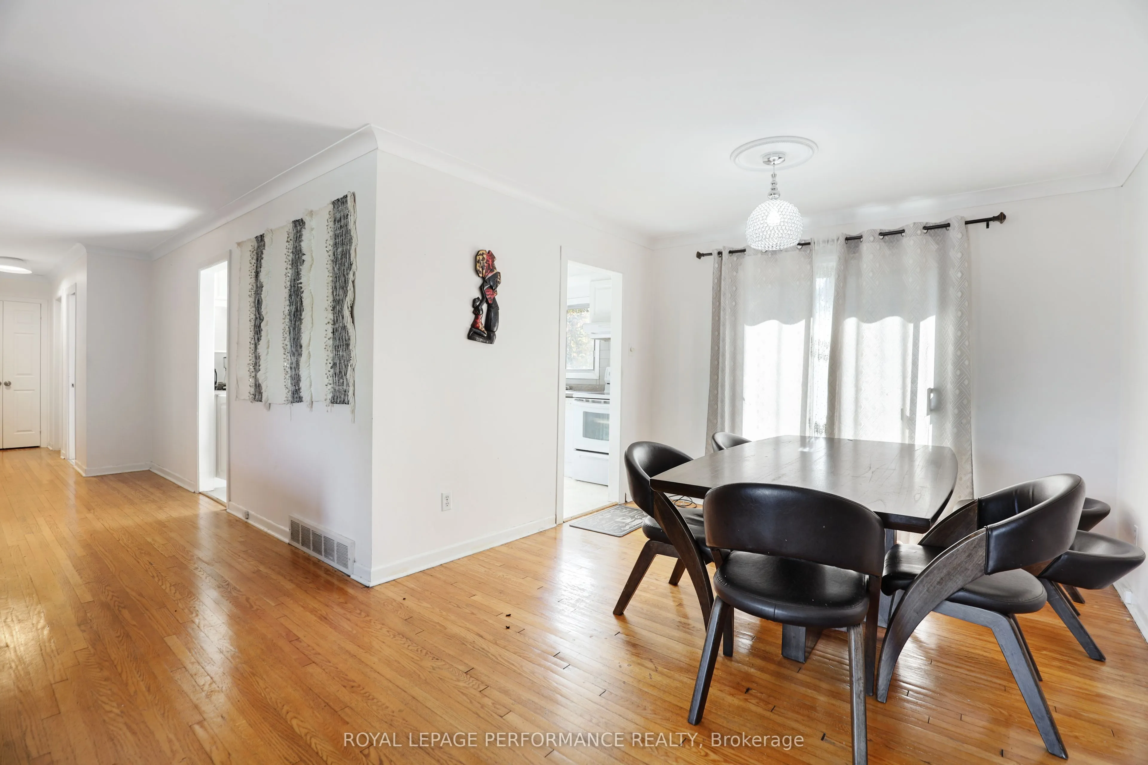 142 Meadowlands Drive W