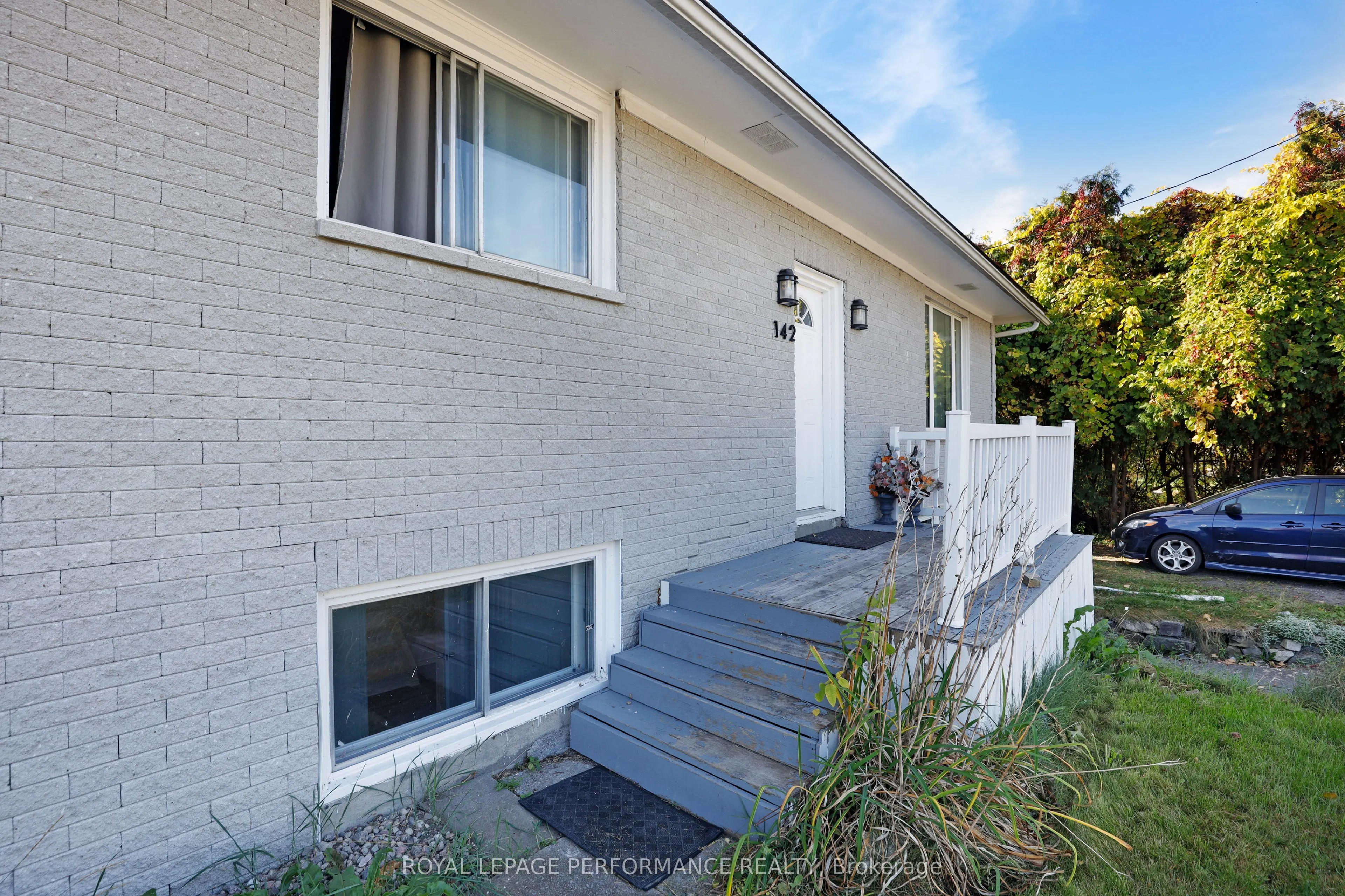142 Meadowlands Drive W
