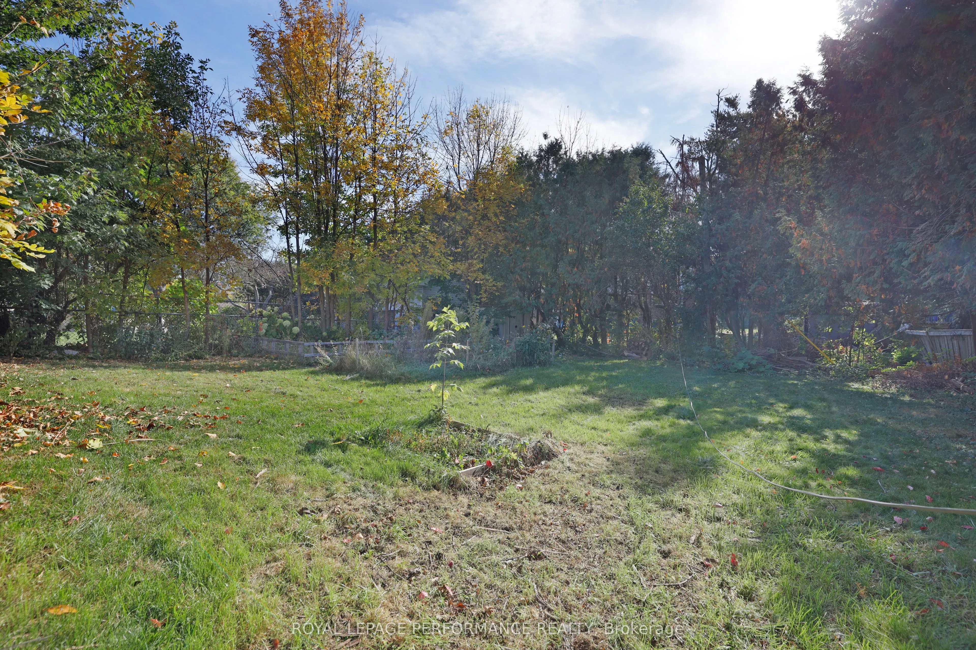 142 Meadowlands Drive W