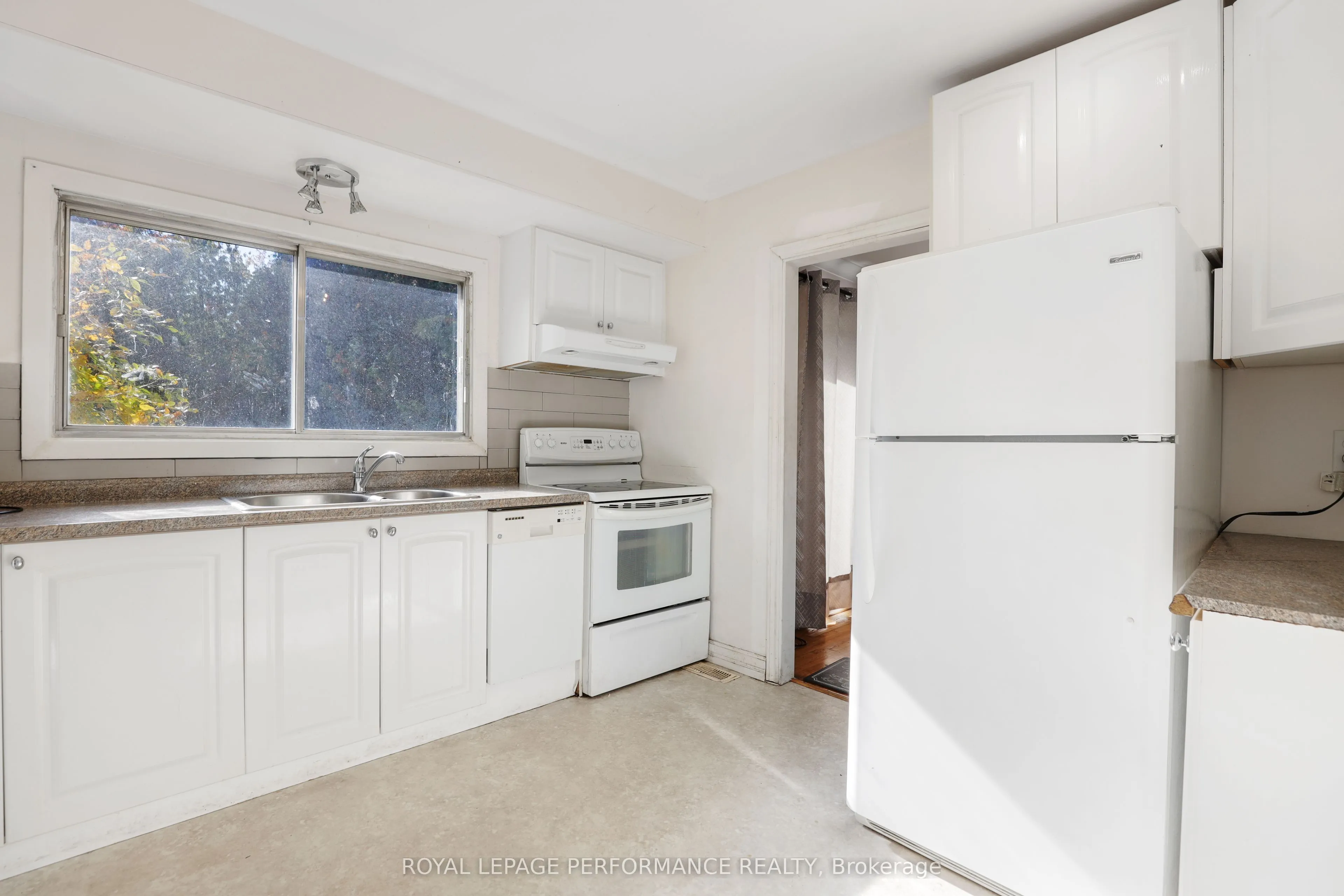 142 Meadowlands Drive W