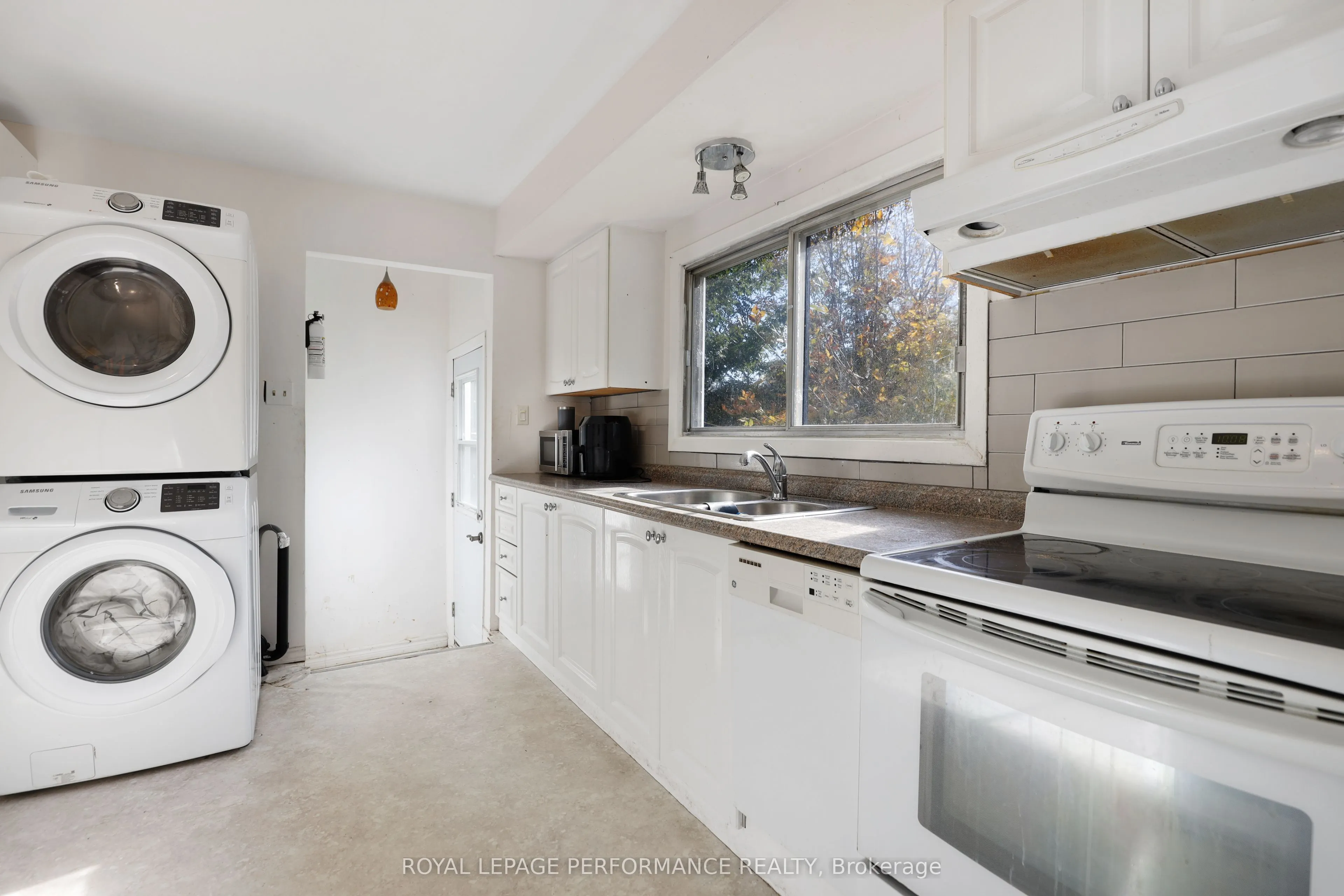 142 Meadowlands Drive W