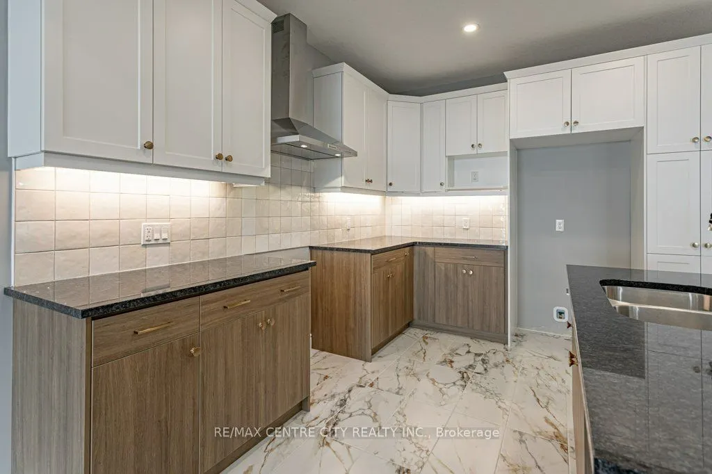 1596 Noah Bend