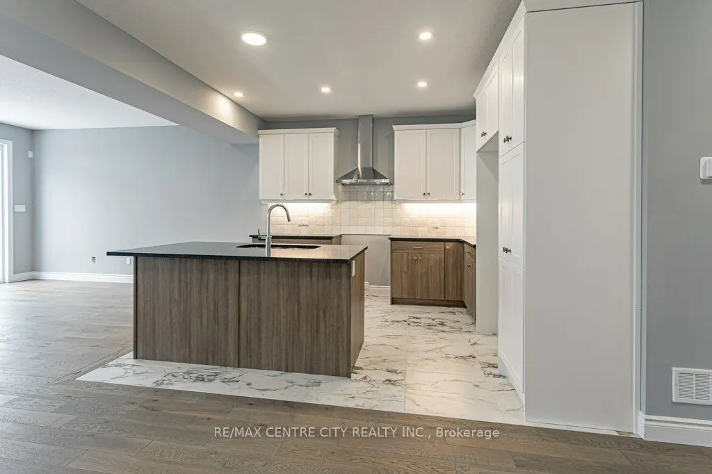 1596 Noah Bend