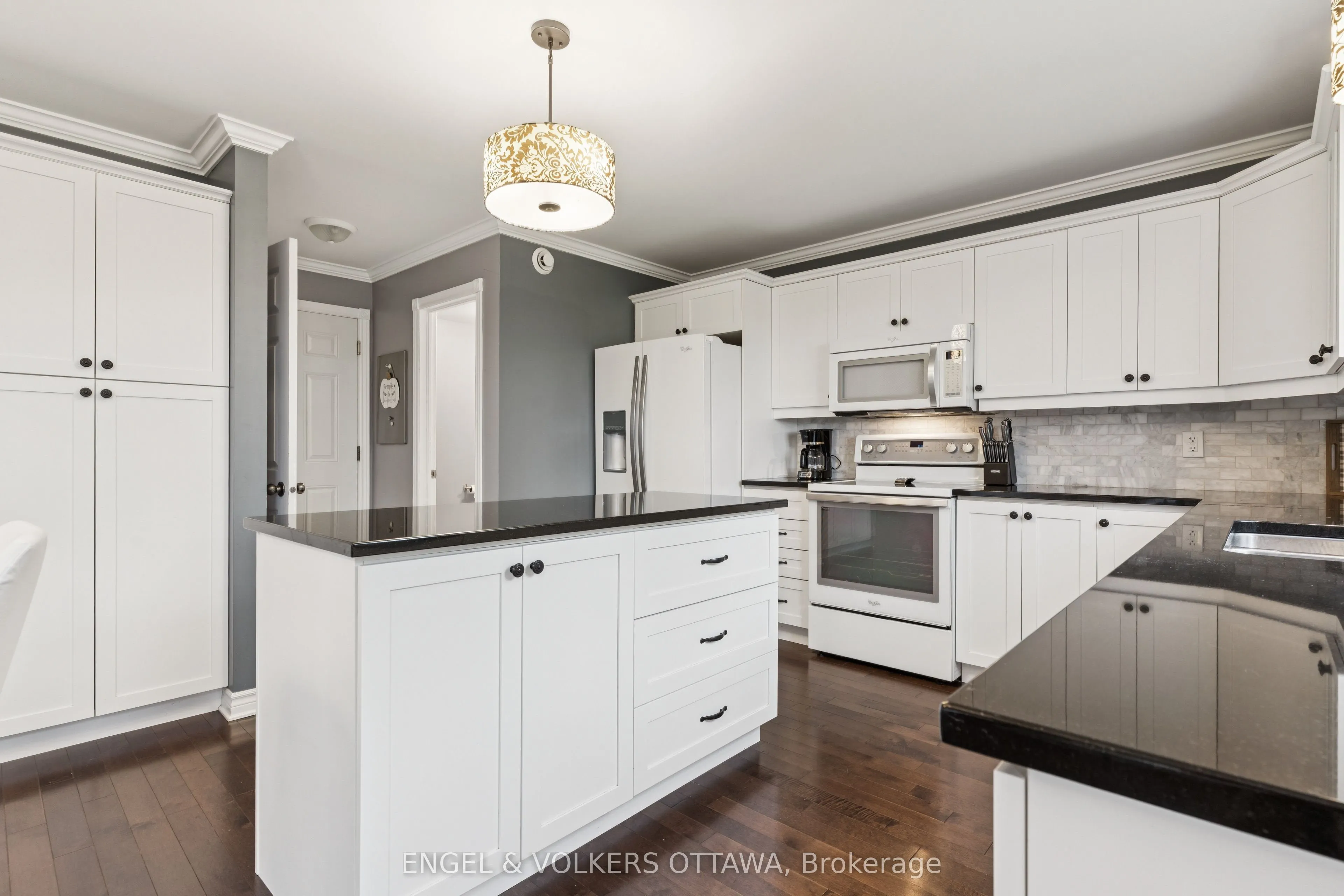 161 Des Pins Street