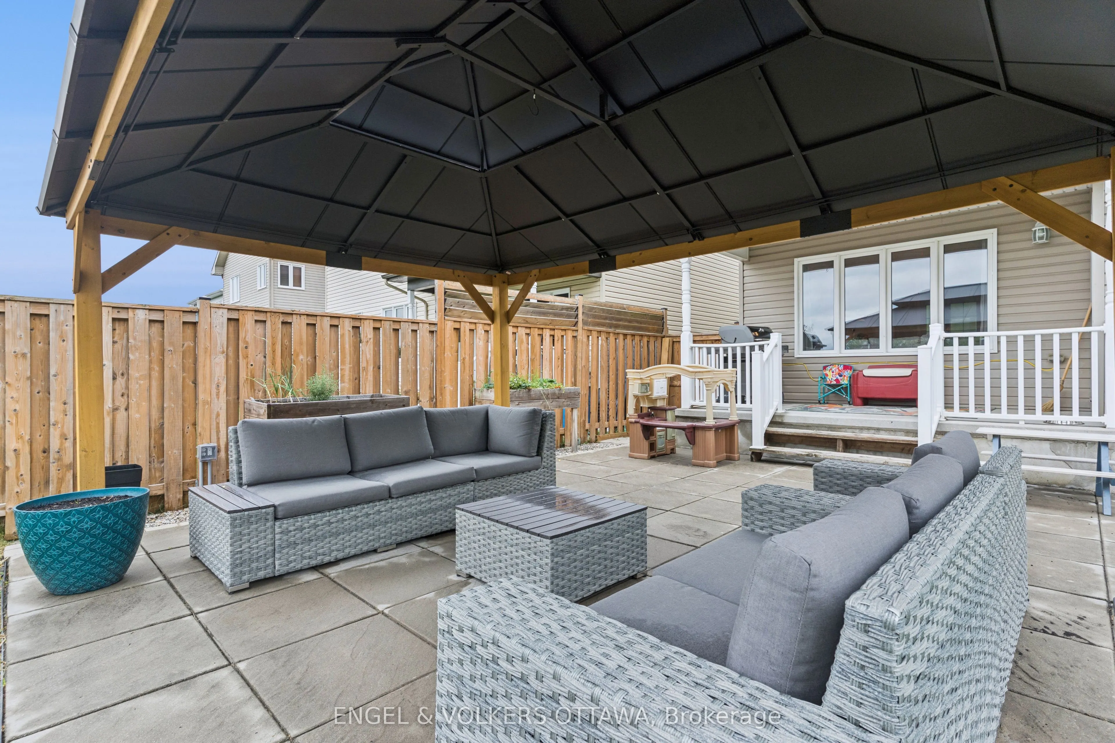 161 Des Pins Street
