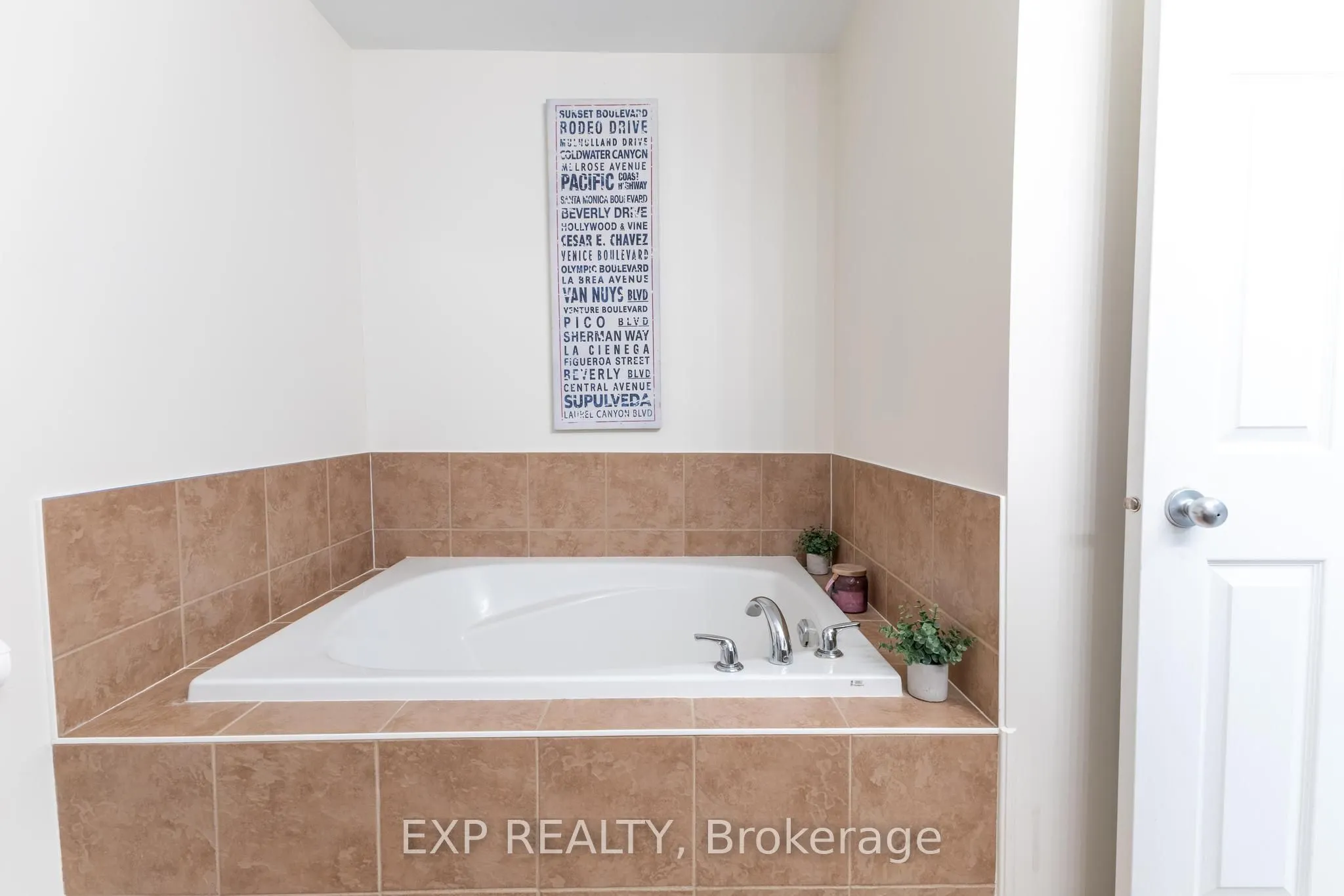 2341 Glandriel Crescent