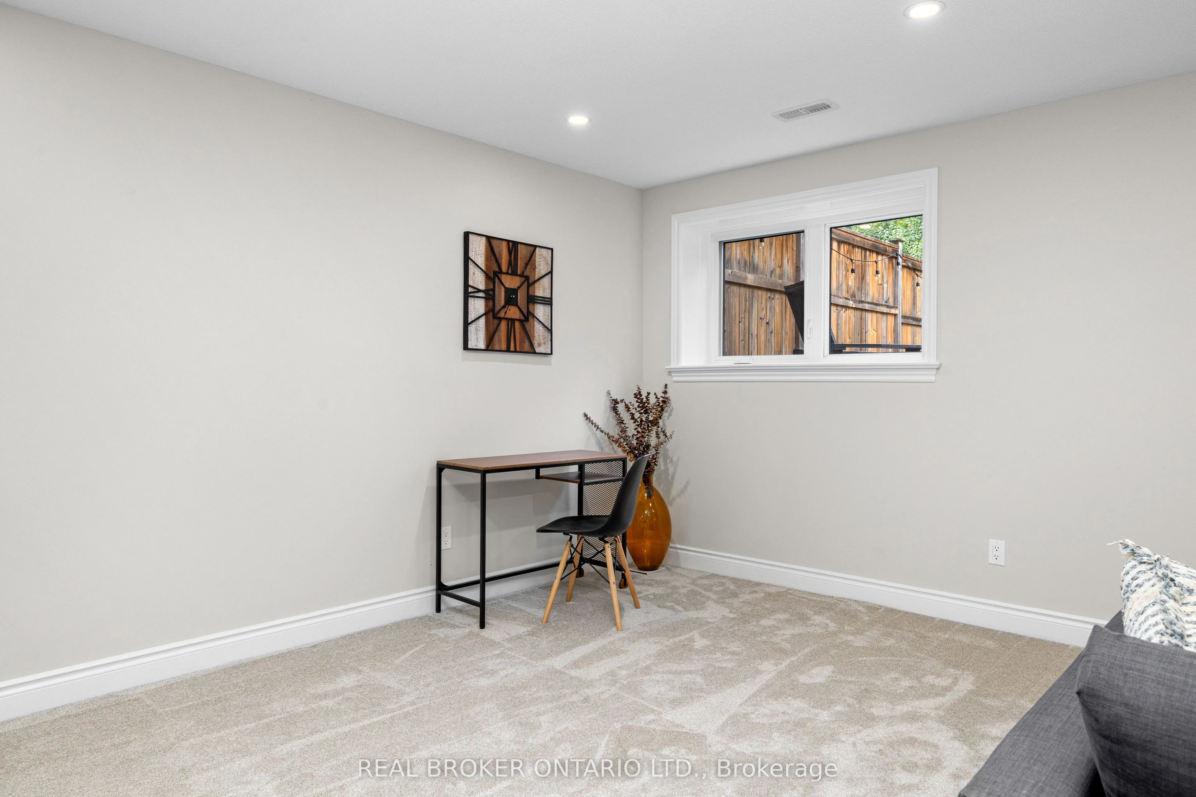 103 Dulmage Crescent
