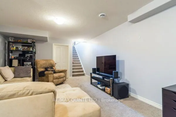 33 Chinook Street