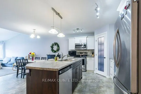 33 Chinook Street