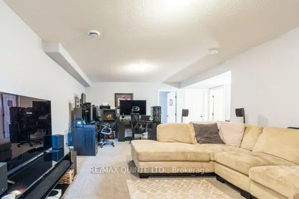 33 Chinook Street