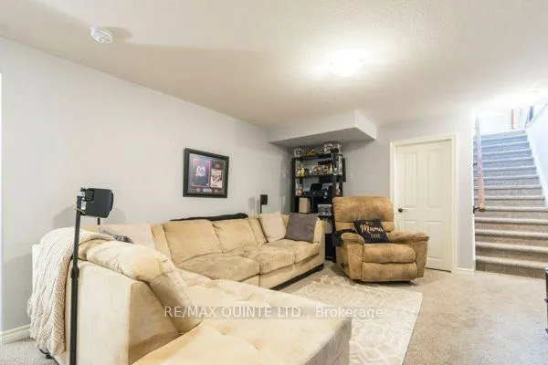 33 Chinook Street