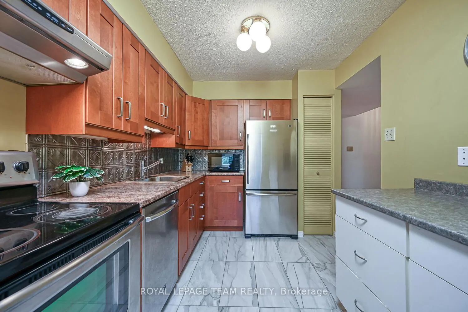 800 Mckellar Avenue, #403