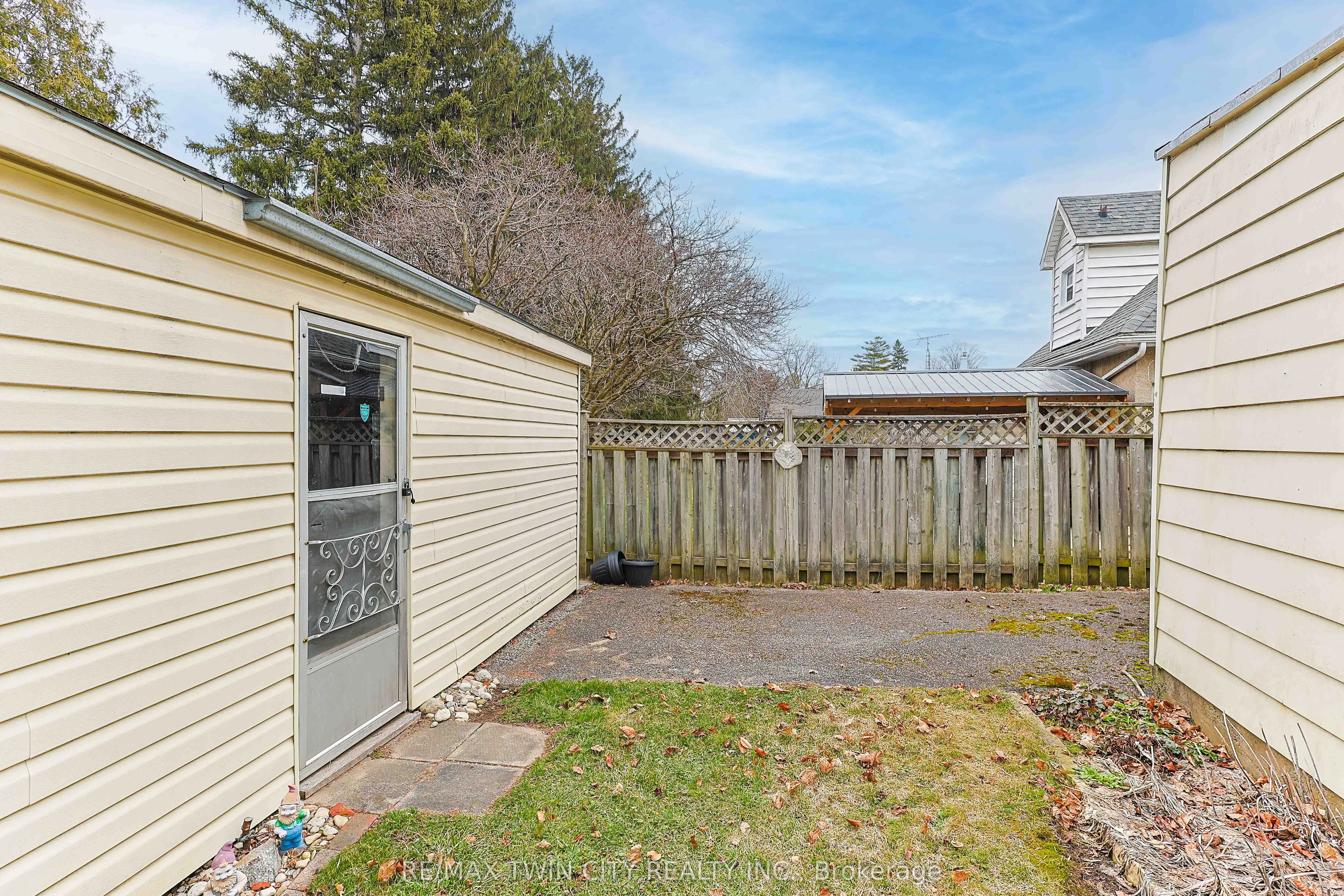 25 Dufferin Street