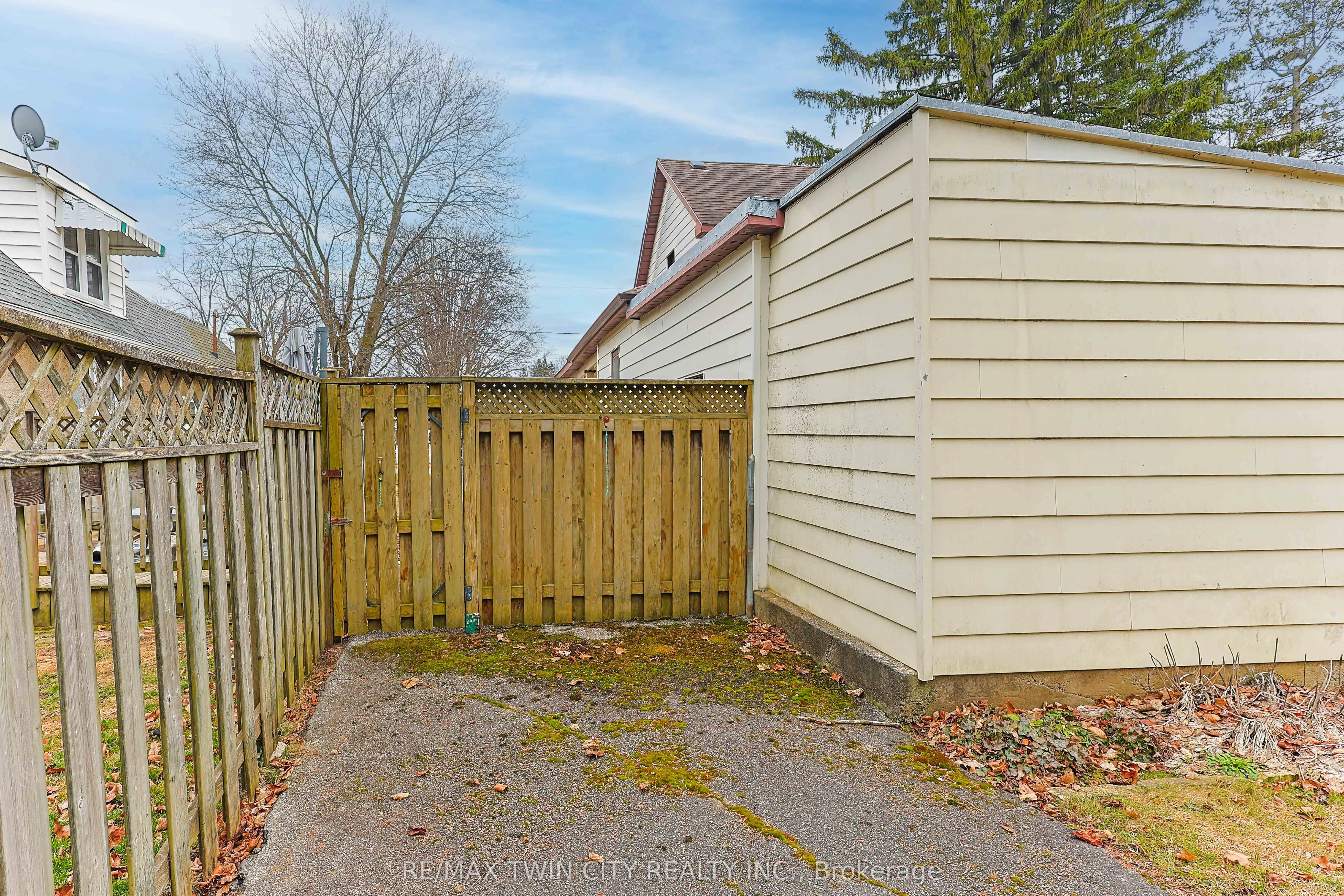 25 Dufferin Street