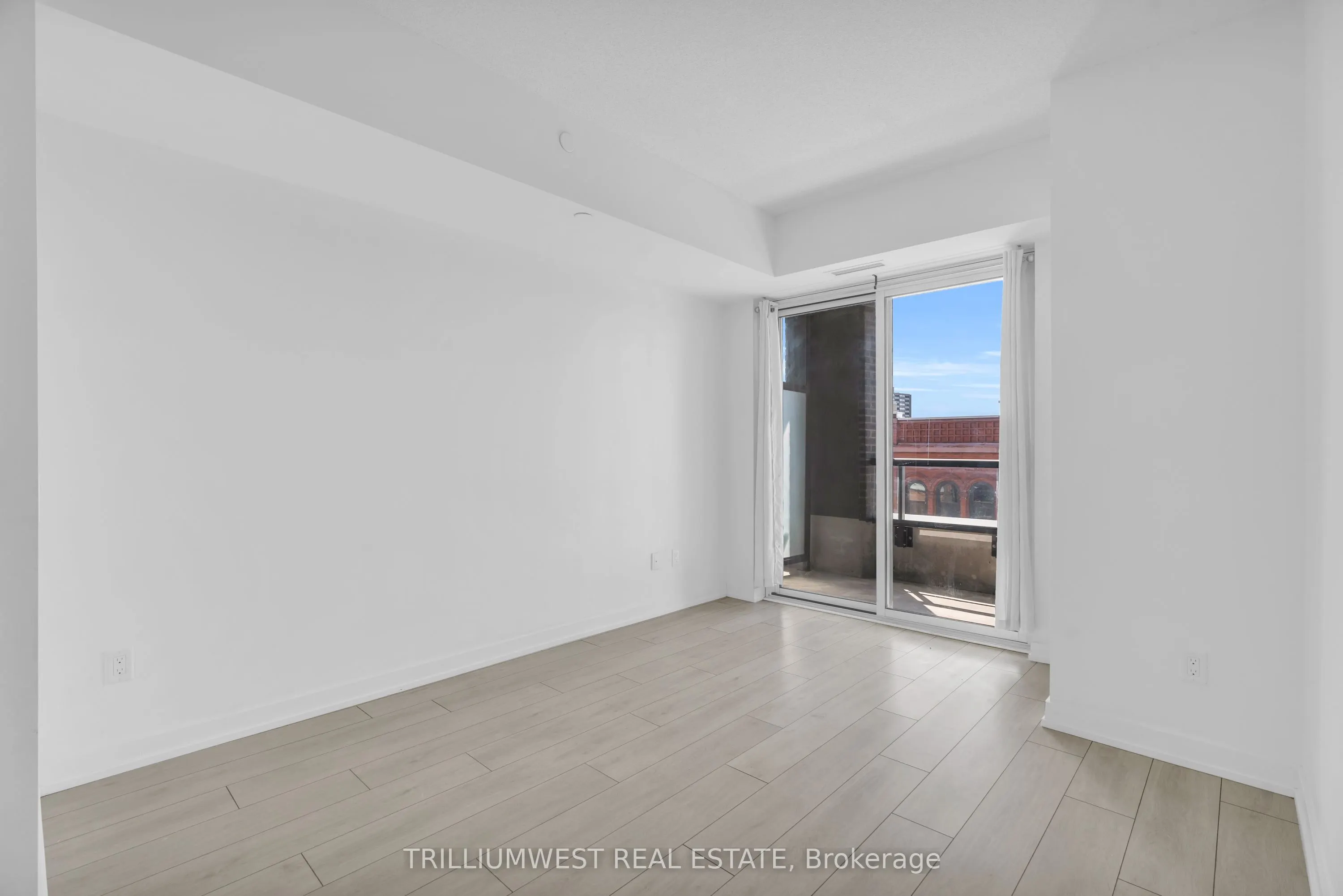 55 Duke Street W, #322