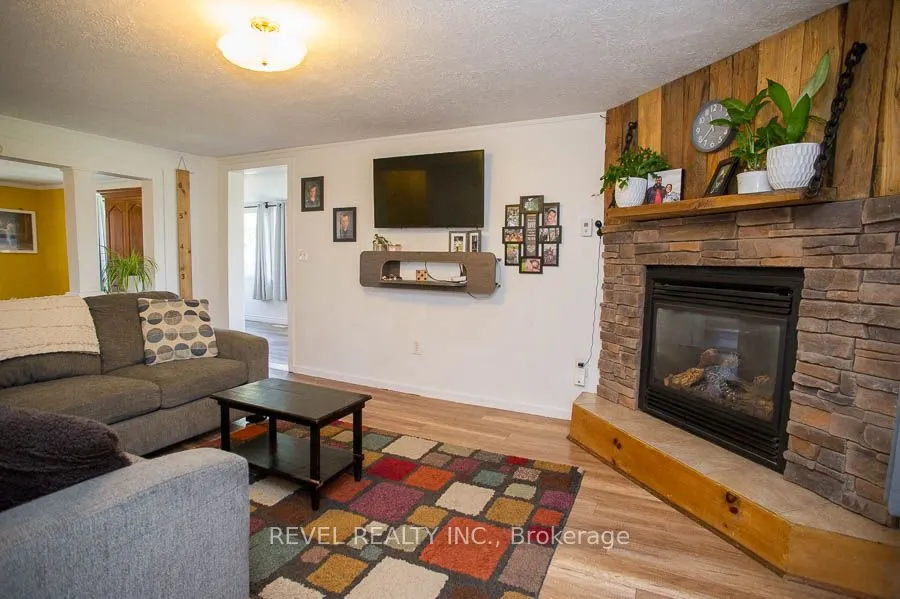 38 Queen Street W
