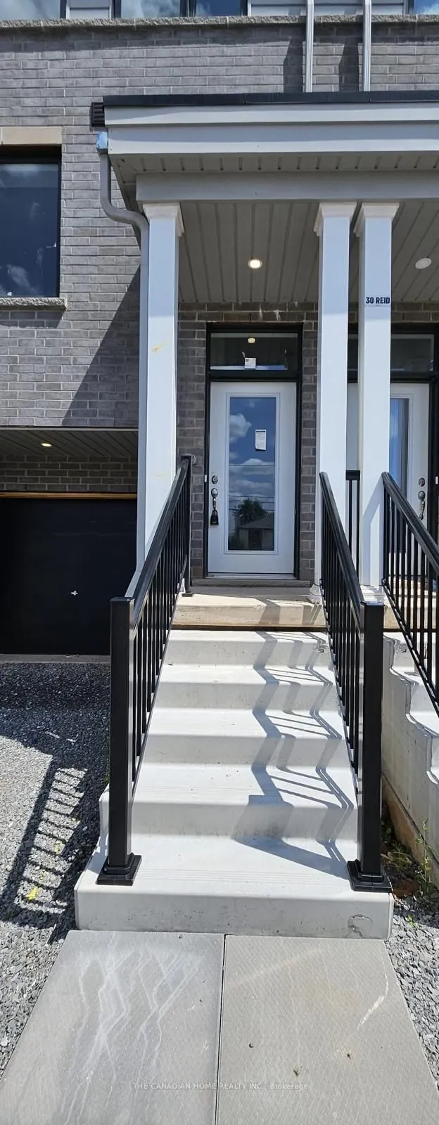 32 Reid Avenue N