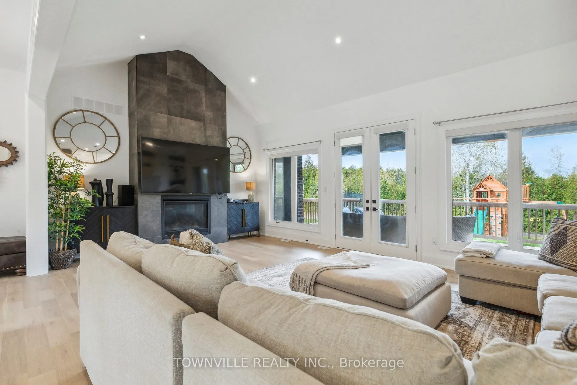 9042 Sideroad 10