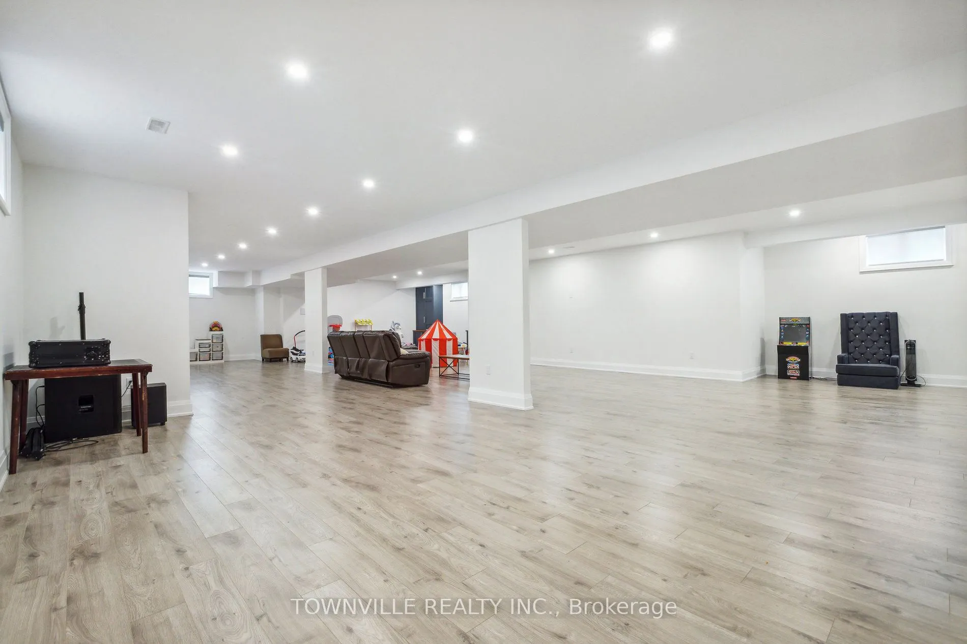 9042 Sideroad 10