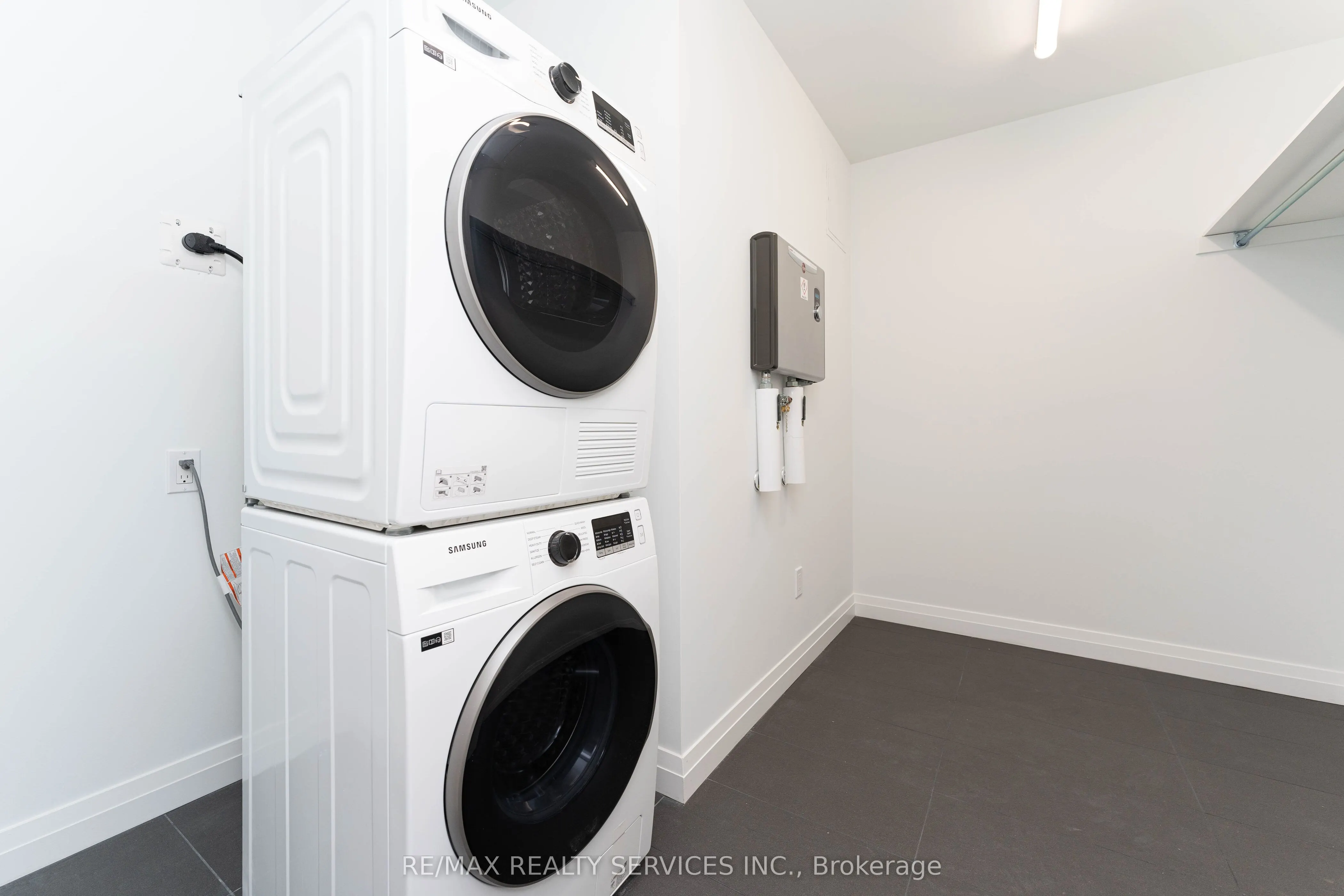 525 New Dundee Road, #402