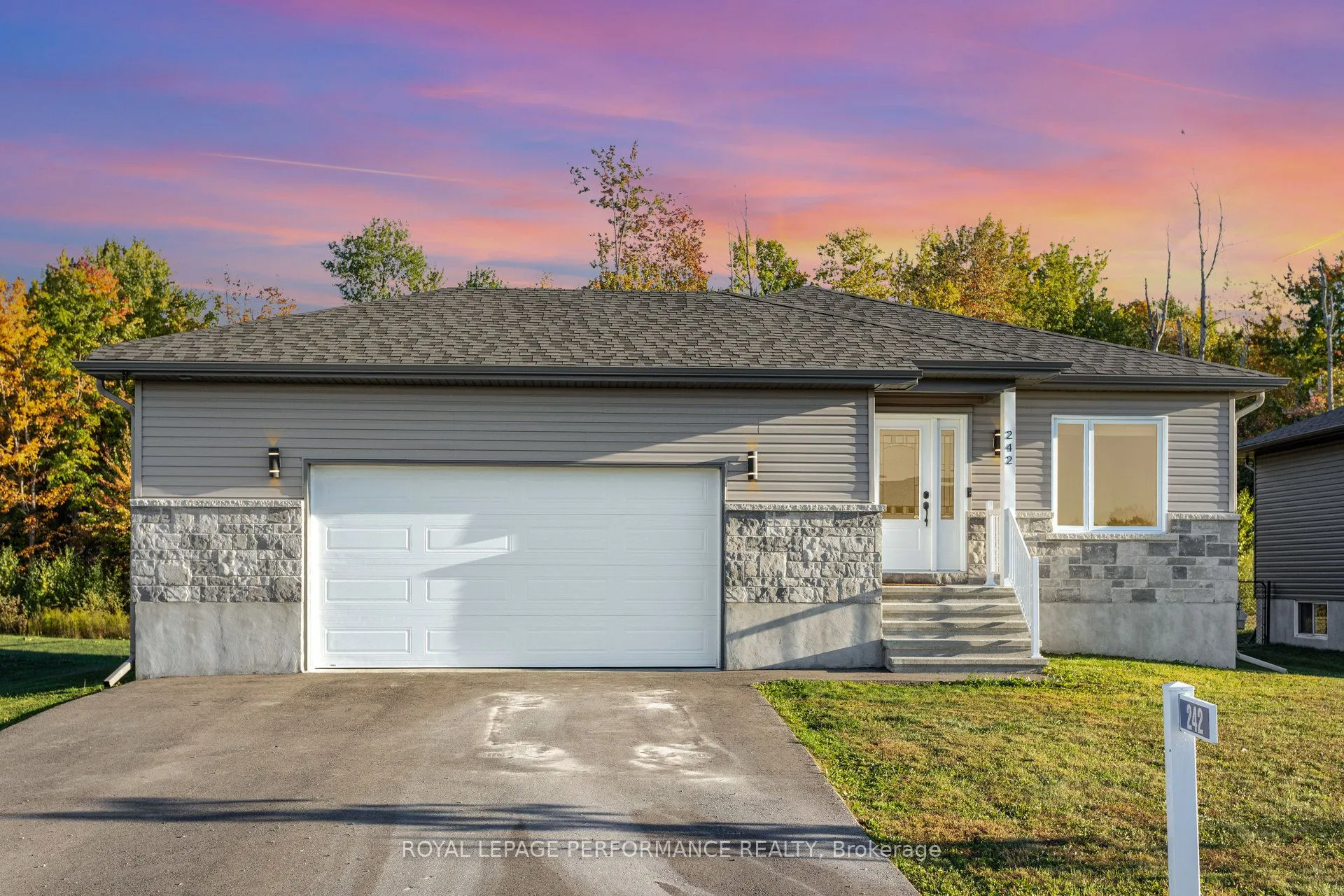 242 Roxanne Street