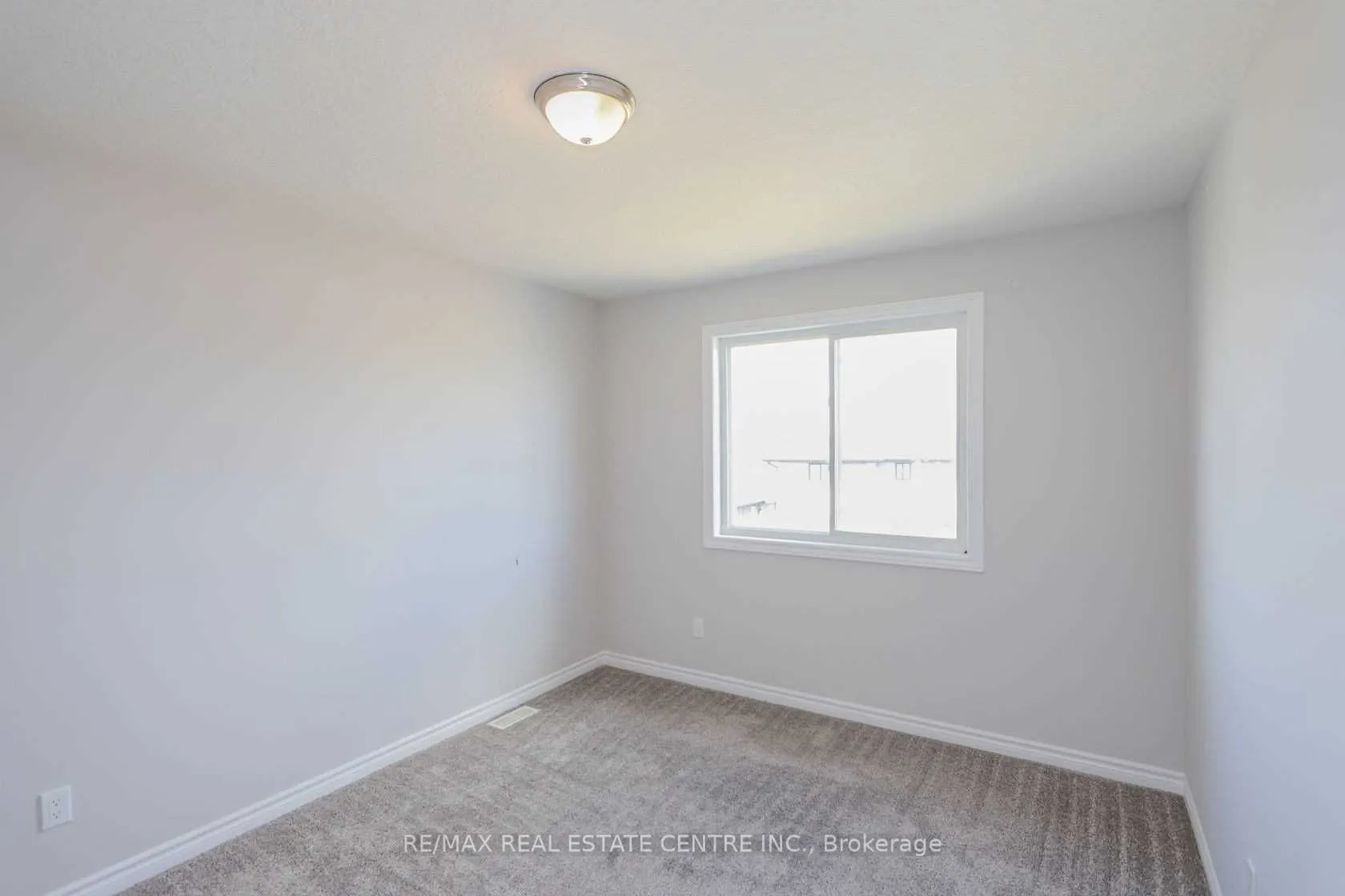 1890 Foxridge Crescent, #Upper