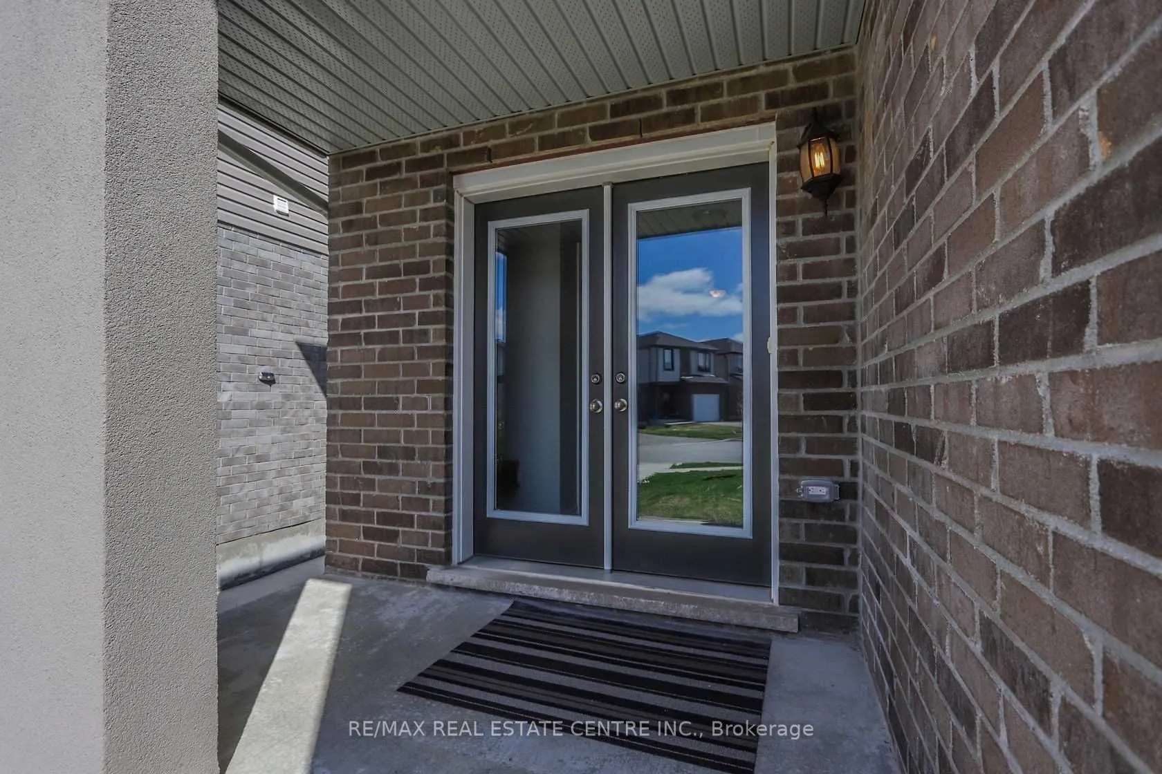 1890 Foxridge Crescent, #Upper